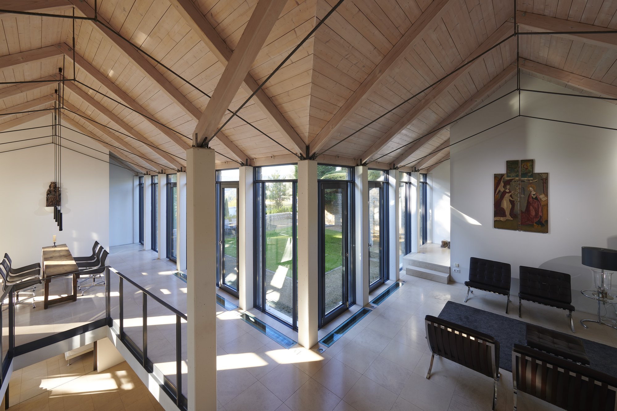 Architekturfotografie Haus S., Bliesgau — Wohnebene unter dem Binderdach, Blick über die Galerie