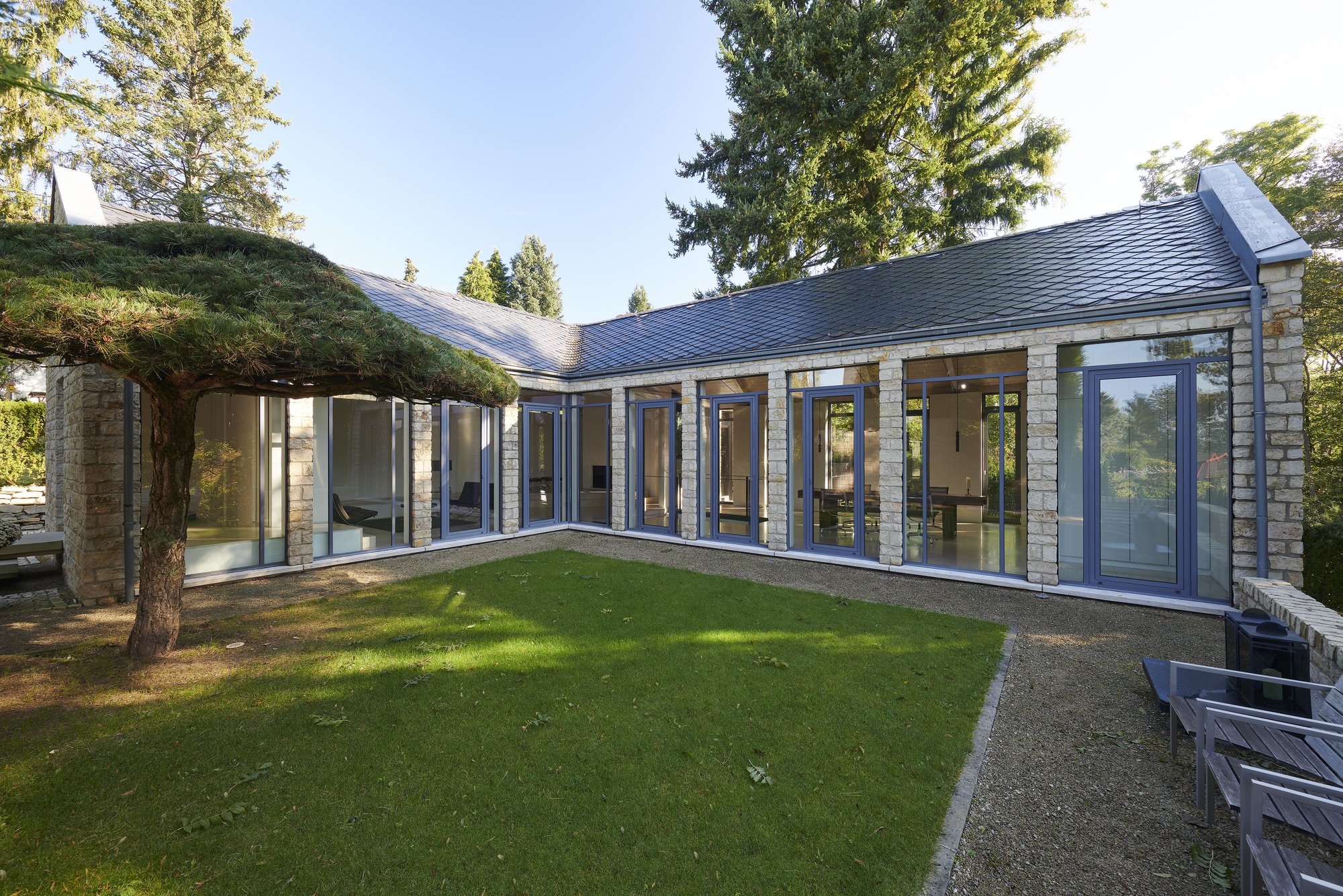 Architekturfotografie Haus S., Bliesgau — Das Gartenplateau, von den beiden Flügeln des T-förmigen Baus gefasst