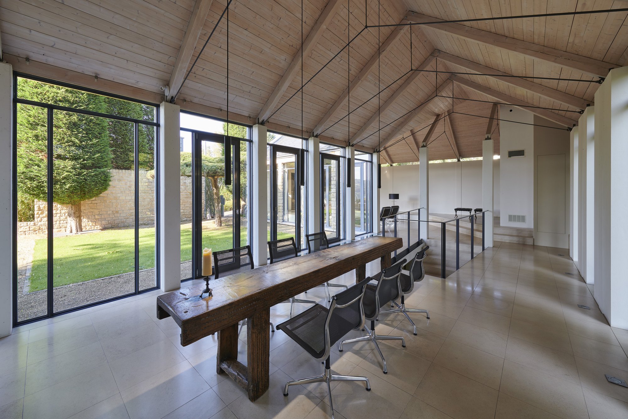 Architekturfotografie Haus S., Bliesgau — Wohnraum mit langem Holztisch an der Fensterfront