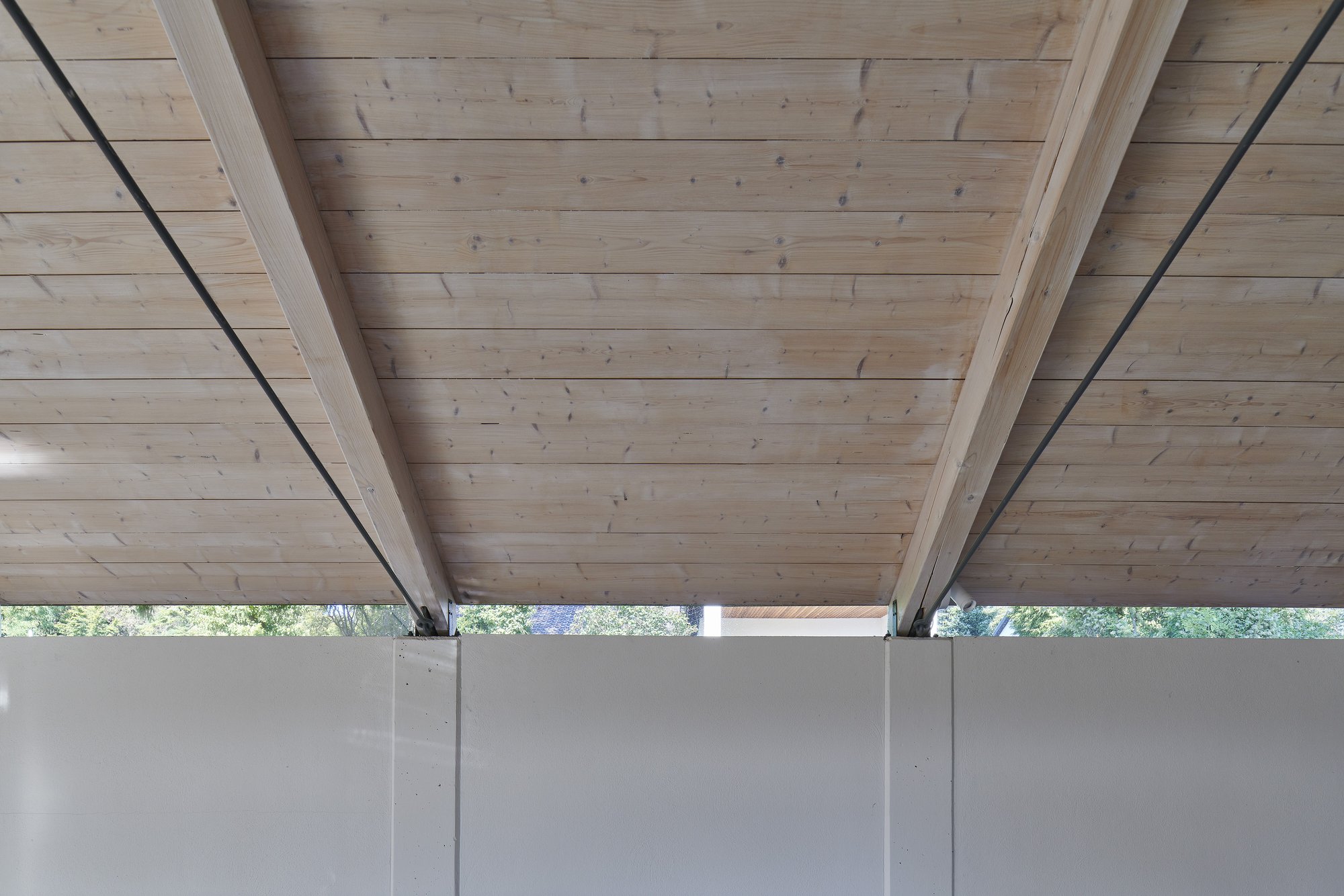 Architekturfotografie Haus S., Bliesgau — Detail der Holzdecke mit Stahlzuggliedern über dem Lichtband