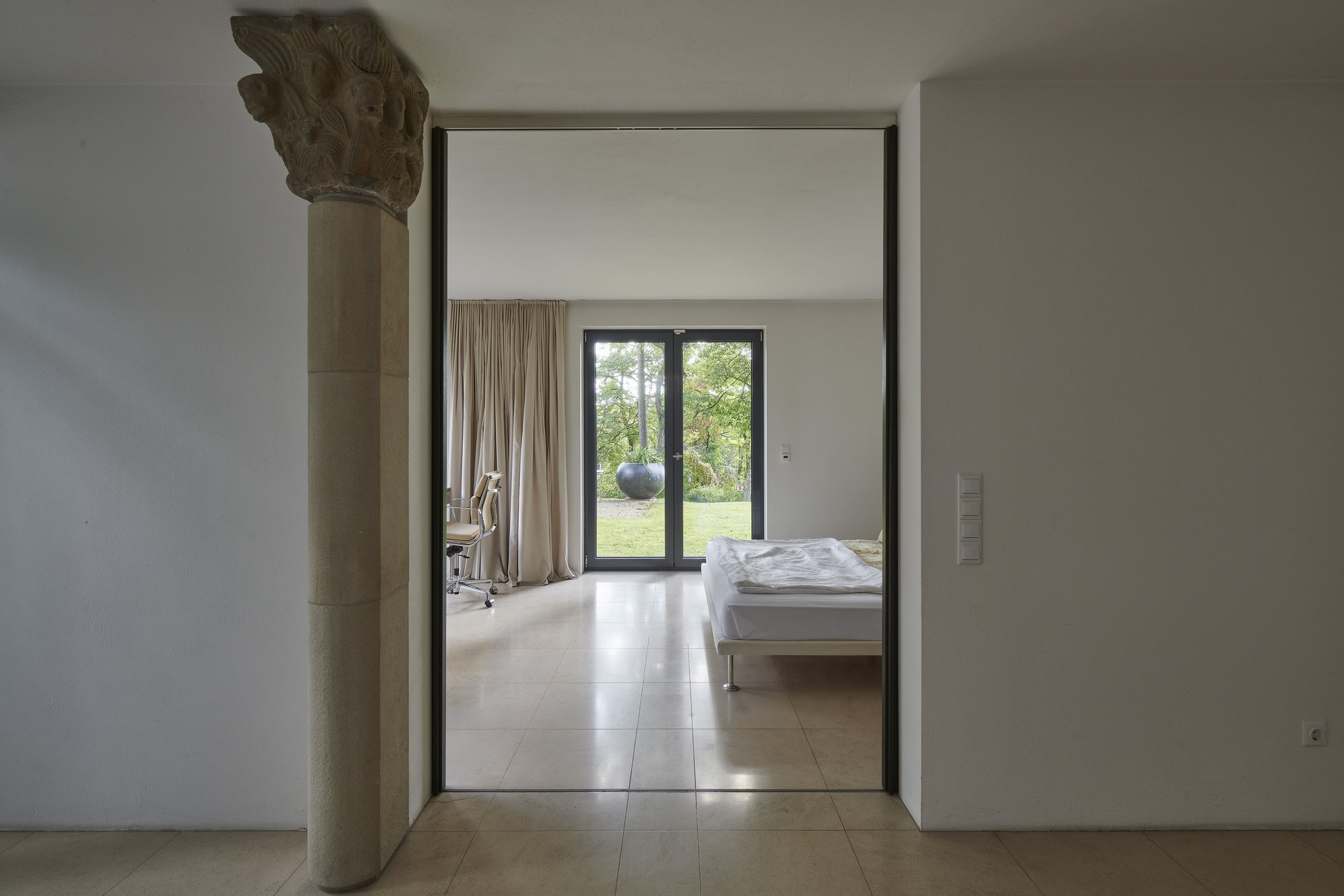 Architekturfotografie Haus S., Bliesgau — Durchblick mit romanischem Kapitell als Stützenkopf