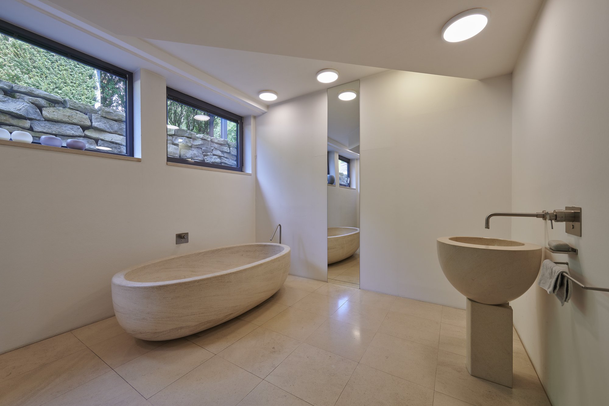 Architekturfotografie Haus S., Bliesgau — Bad mit freistehender Wanne aus Stein