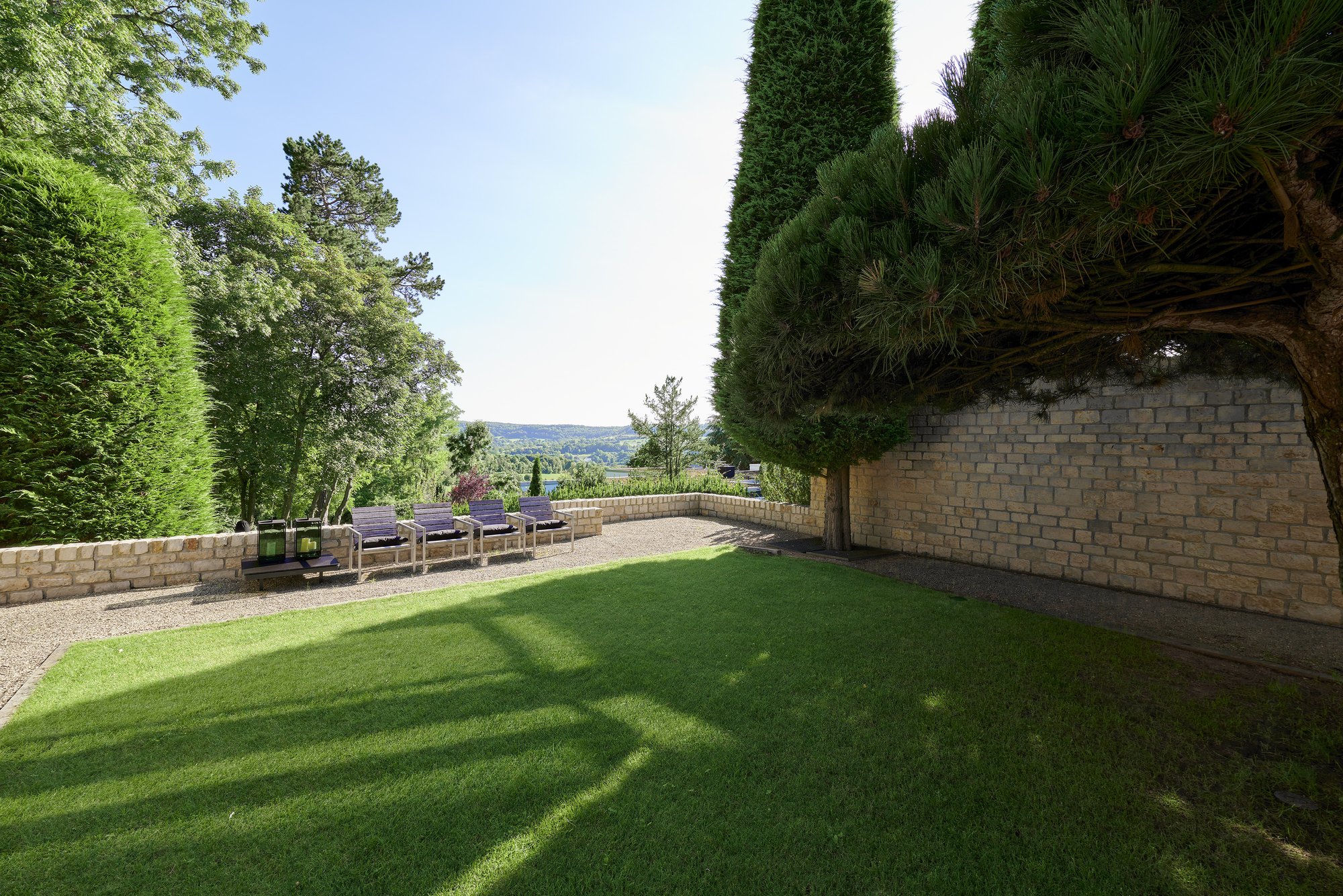 Architekturfotografie Haus S., Bliesgau — Gartenplateau mit Blick in die Hügel des Bliesgaus