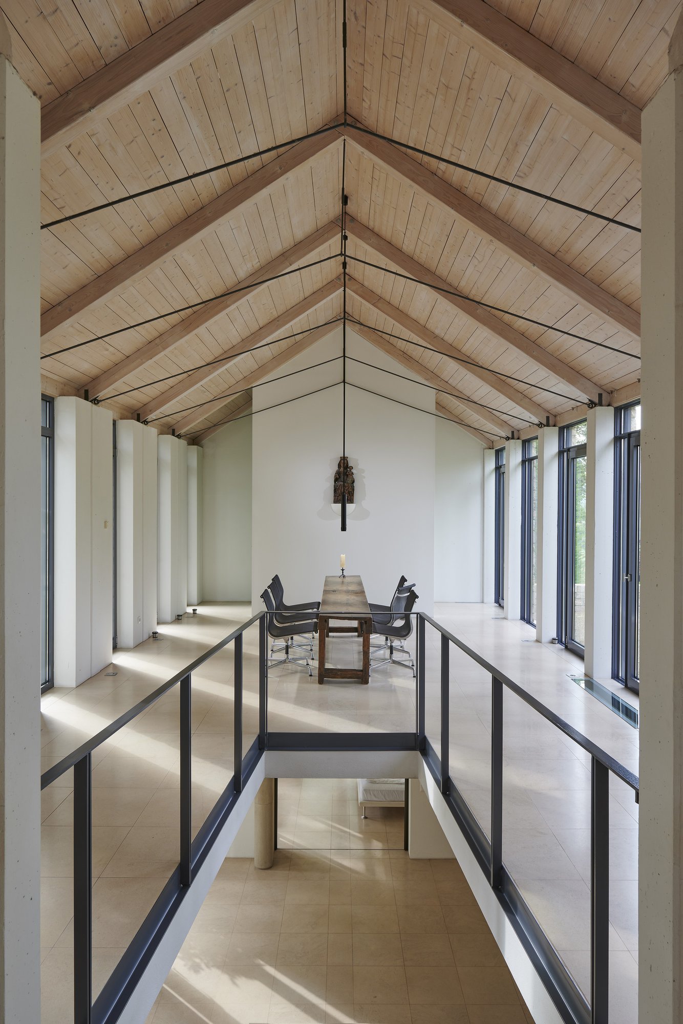 Architekturfotografie Haus S., Bliesgau — Die Galerie zwischen den Pfeilern, Blick in die Vierung