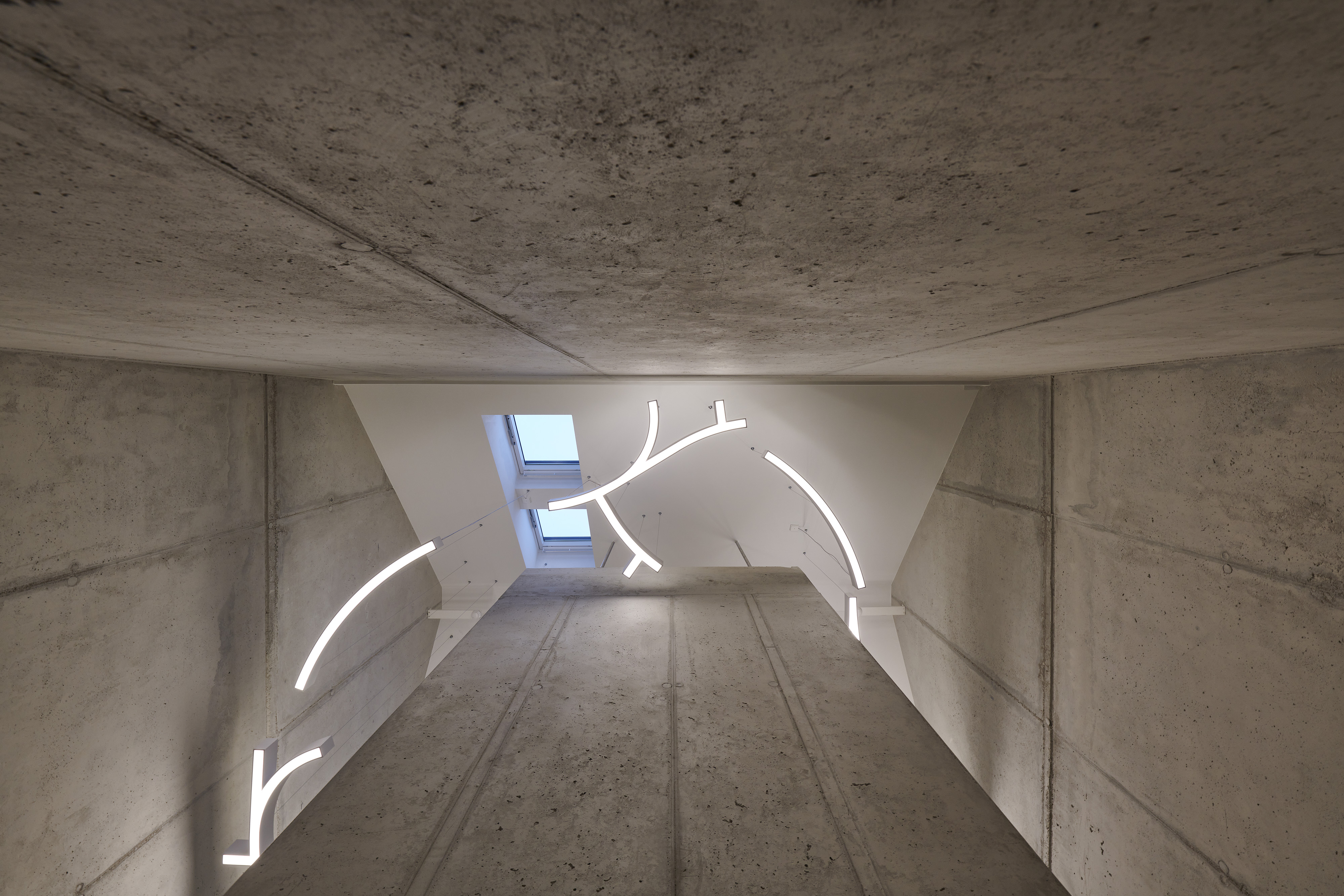 Stadtteilbibliothek Berlin-Rudow — Die Lichtinstallationen in den Treppenhäusern sind spektakulär