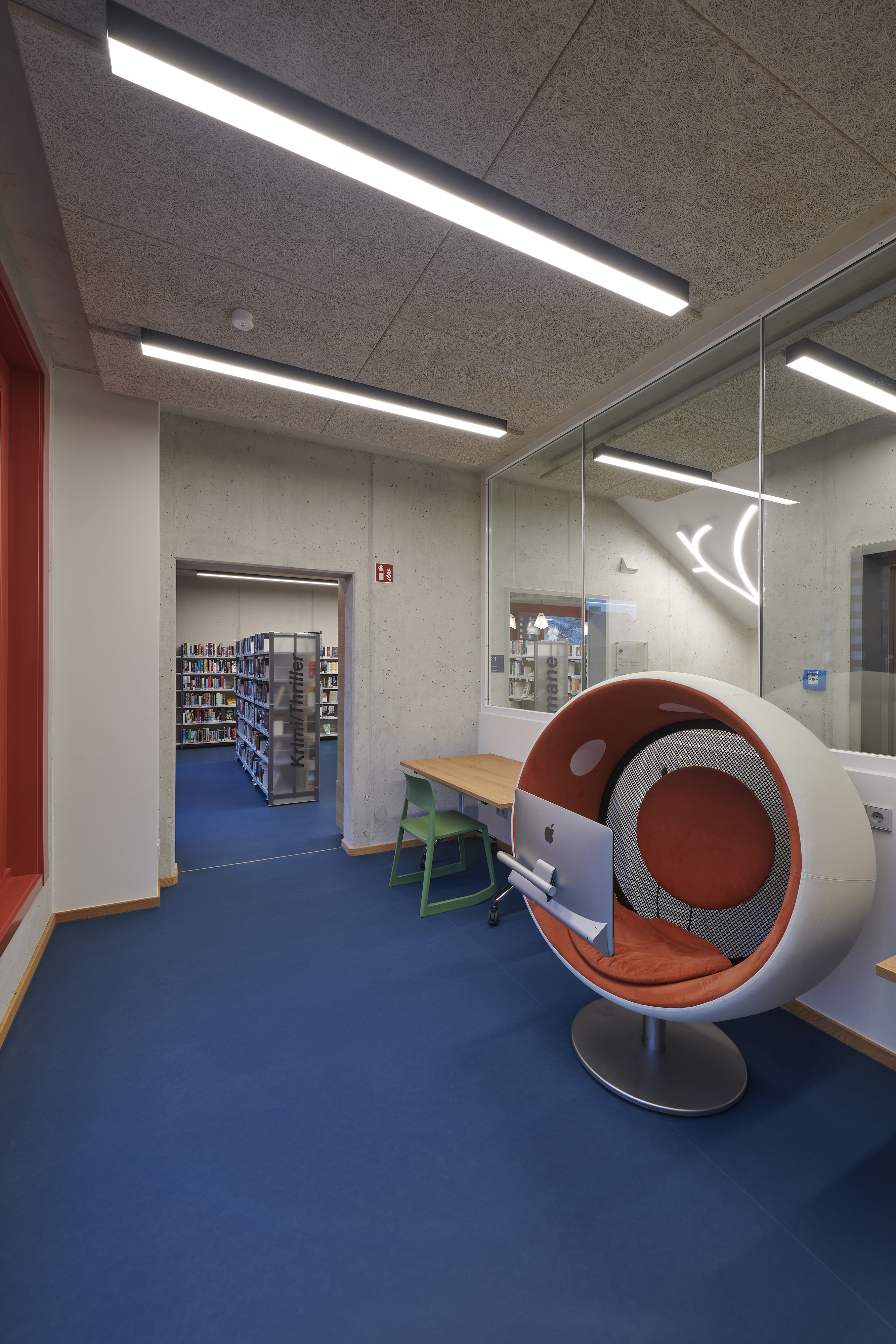 Stadtteilbibliothek Berlin-Rudow — Einer der beiden »Sonic Chairs« des Designers Holger Fritzlar. Die geschlossene Verglasung dient sowohl der Akustik als auch dem Brandschutz