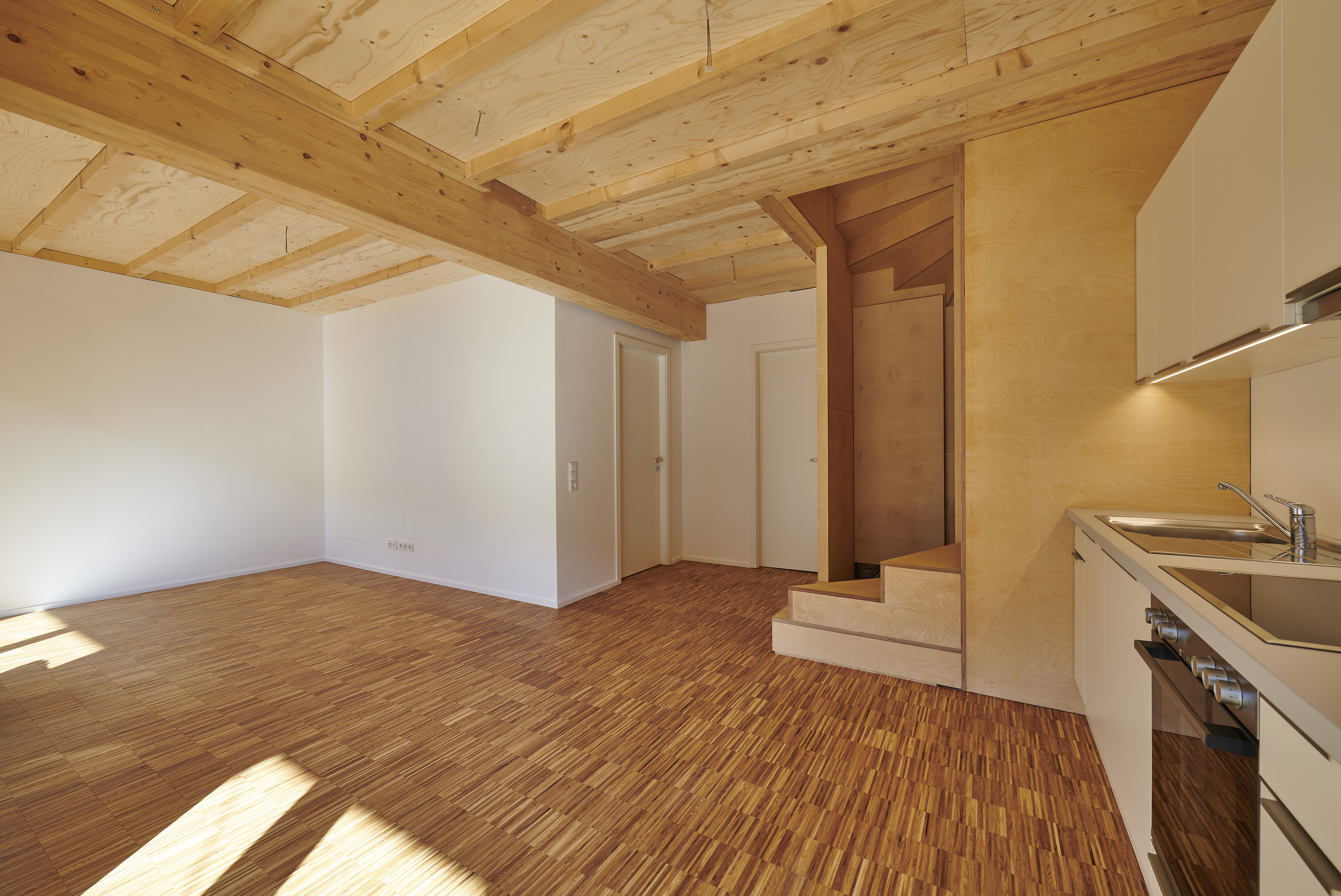 Appartementhaus »Grosso-Hof«, Saarbrücken — Die hölzernen Geschossdecken in den Wohnungen wurden bewusst sichtbar gelassen