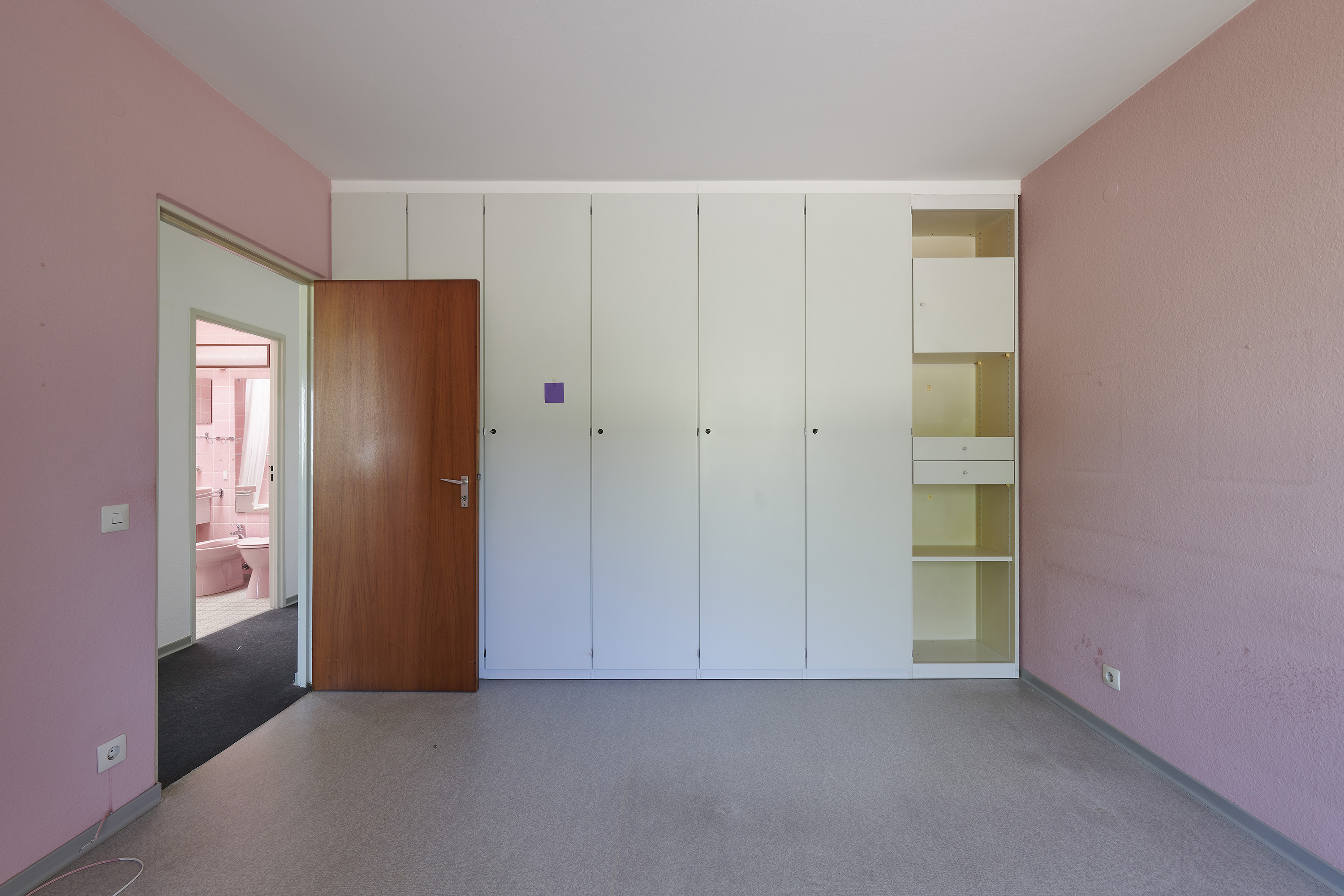 »Vorher/Nachher«: Dokumentation der Sanierung eines Camus-Dietsch Typ-Bungalows — Das Schlafzimmer vor der Sanierung