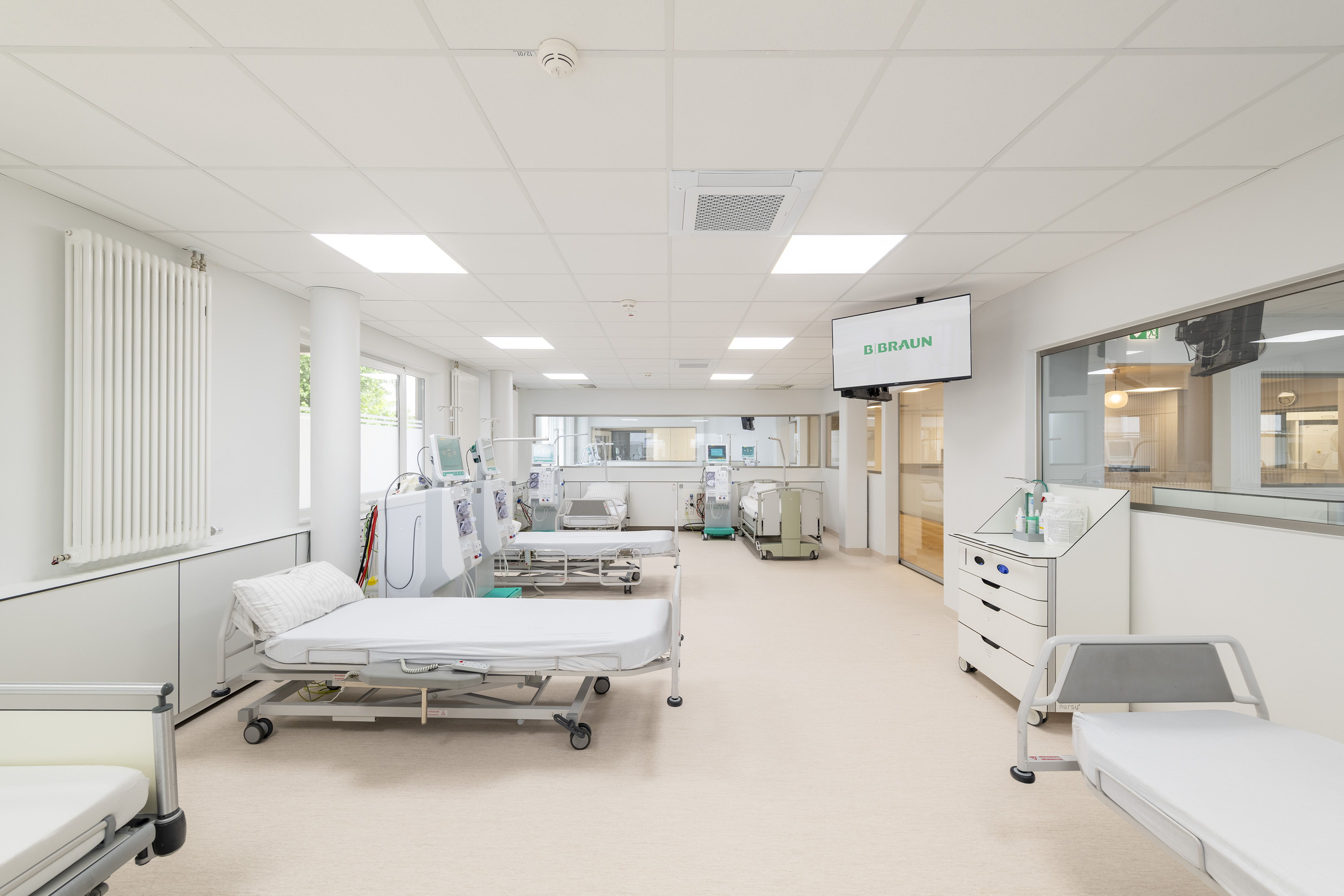 B. Braun Gesundheitszentrum Saarbrücken, Saarland — Heller Dialysesaal mit Behandlungsliegen und Dialysegeräten entlang der Fensterfront