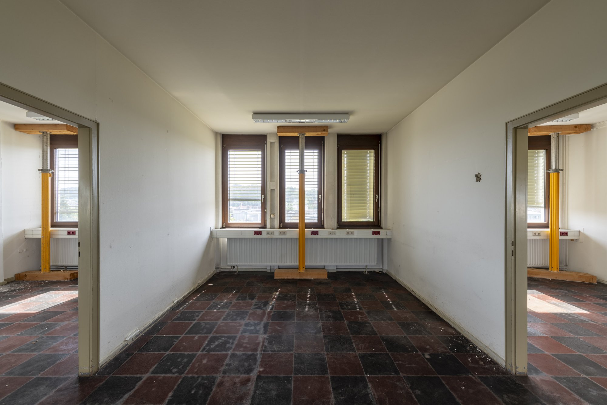 Architekturfotografie ehemalige Französische Botschaft, Saarbrücken — Zimmerflucht mit offenen Durchgängen nach beiden Seiten