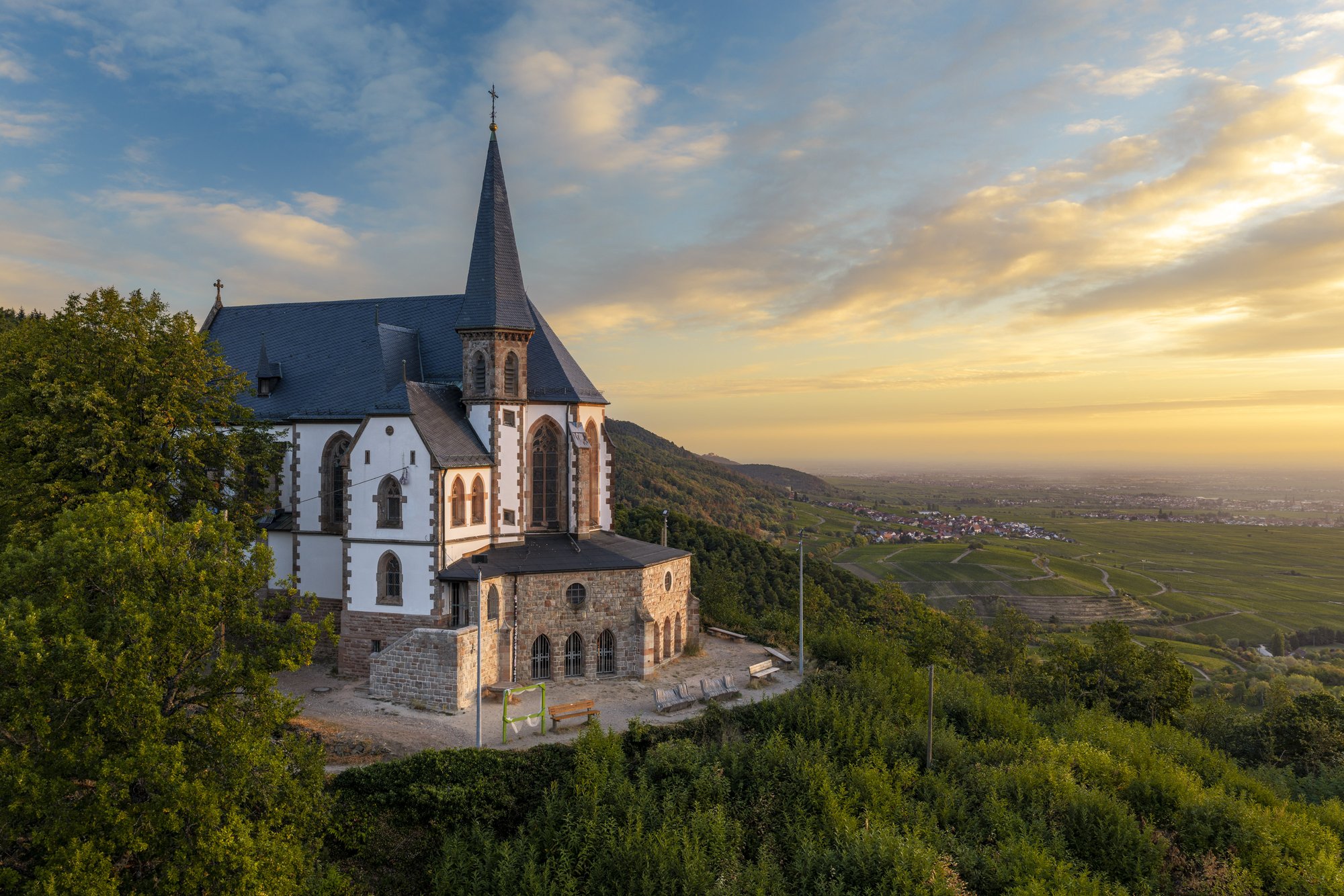 St.-Anna-Kapelle, Burrweiler — die neugotische Wallfahrtskapelle auf dem bewaldeten Annaberg im Morgenlicht