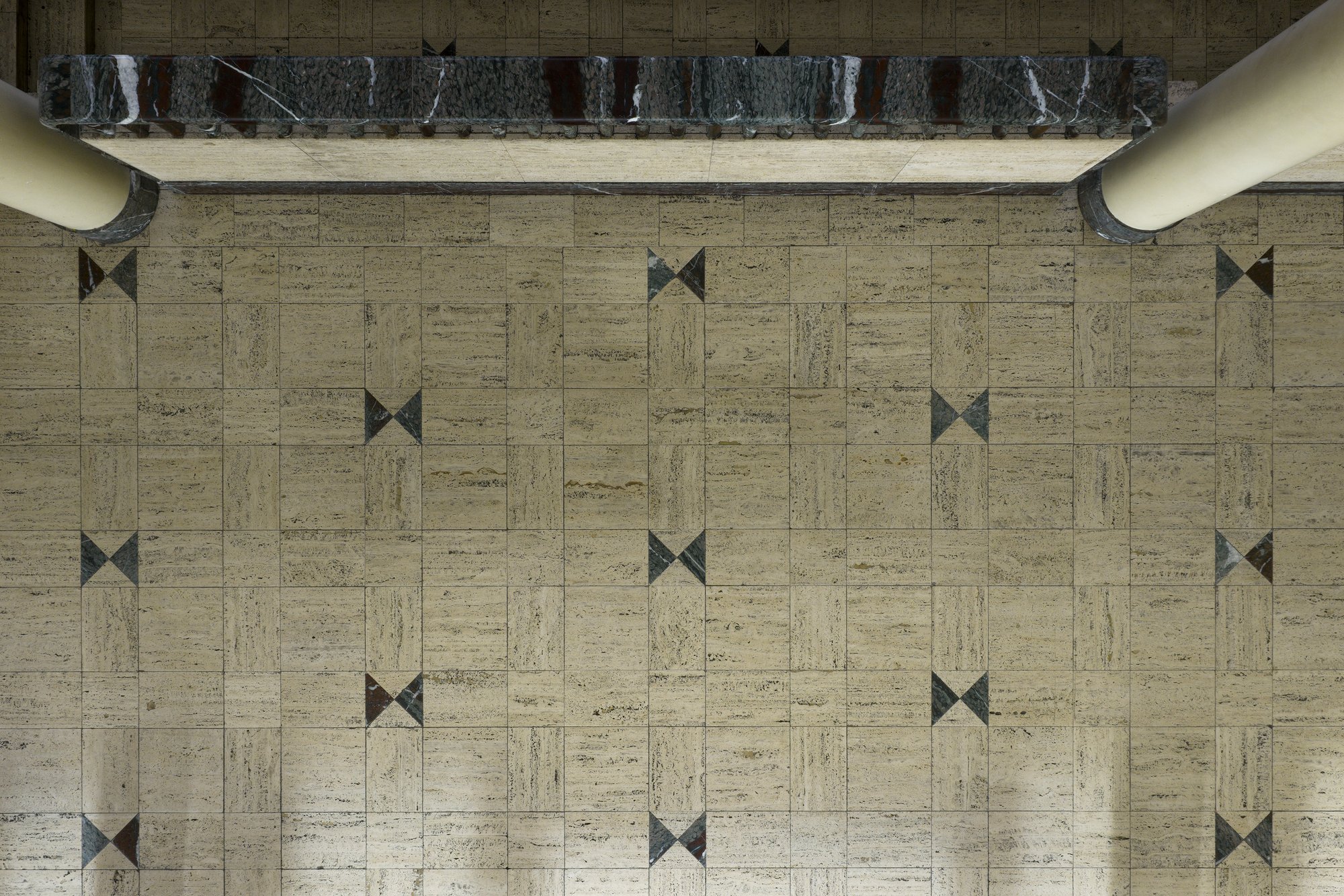 Architekturfotografie ehemalige Französische Botschaft, Saarbrücken — Aufsicht auf den Travertinboden der Ehrenhalle mit dunklen Marmorintarsien