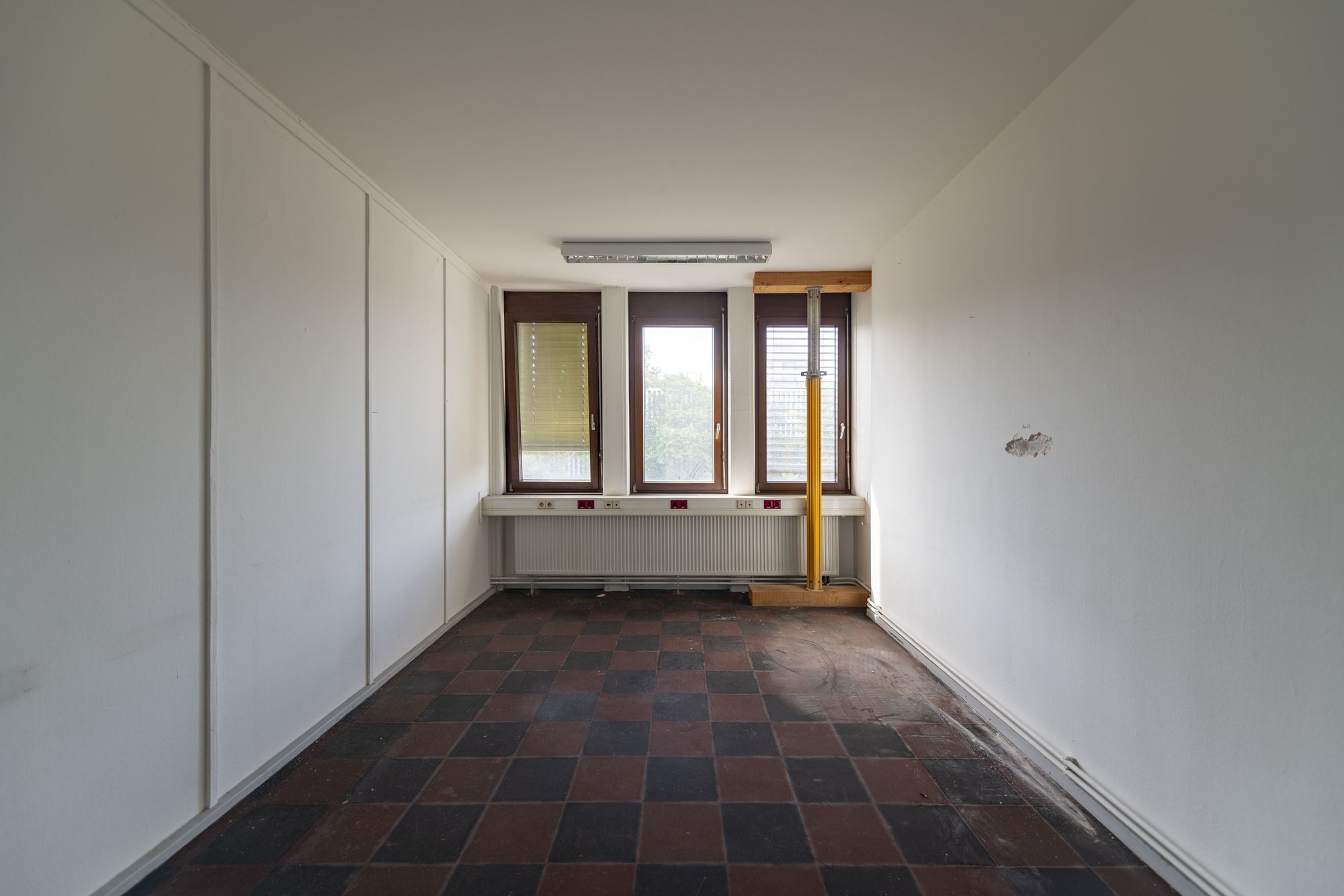 Architekturfotografie ehemalige Französische Botschaft, Saarbrücken — Büro mit Baustempel an der Fensterwand