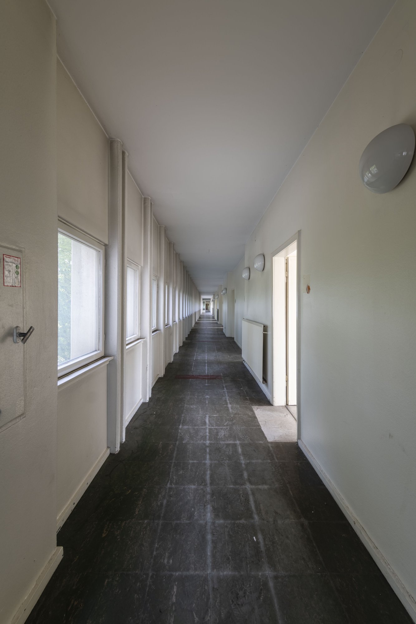 Architekturfotografie ehemalige Französische Botschaft, Saarbrücken — Rund hundert Meter langer Flur im Bürohochhaus mit dunklem Bodenbelag