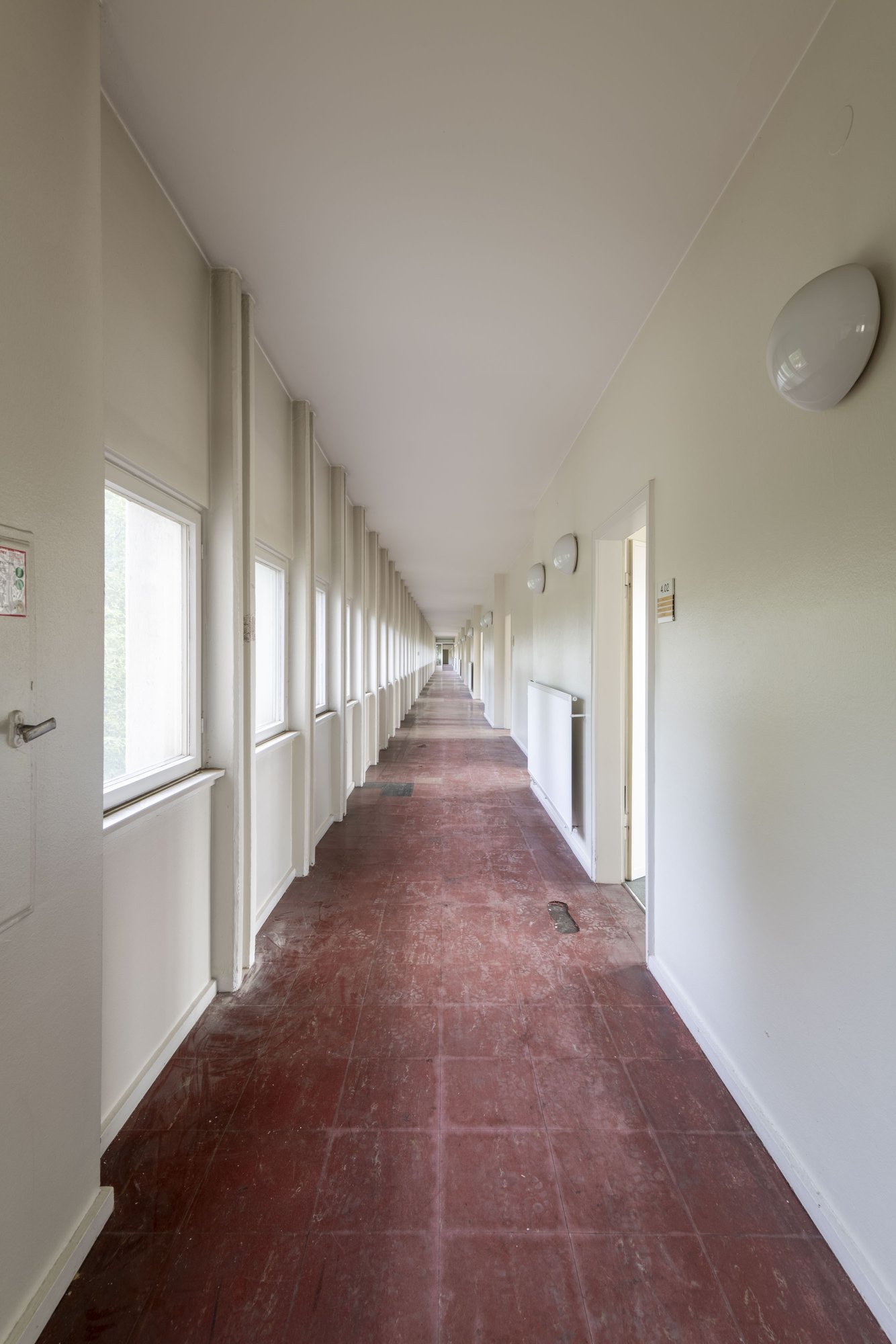 Architekturfotografie ehemalige Französische Botschaft, Saarbrücken — Derselbe Flur in einem anderen Geschoss, roter Bodenbelag