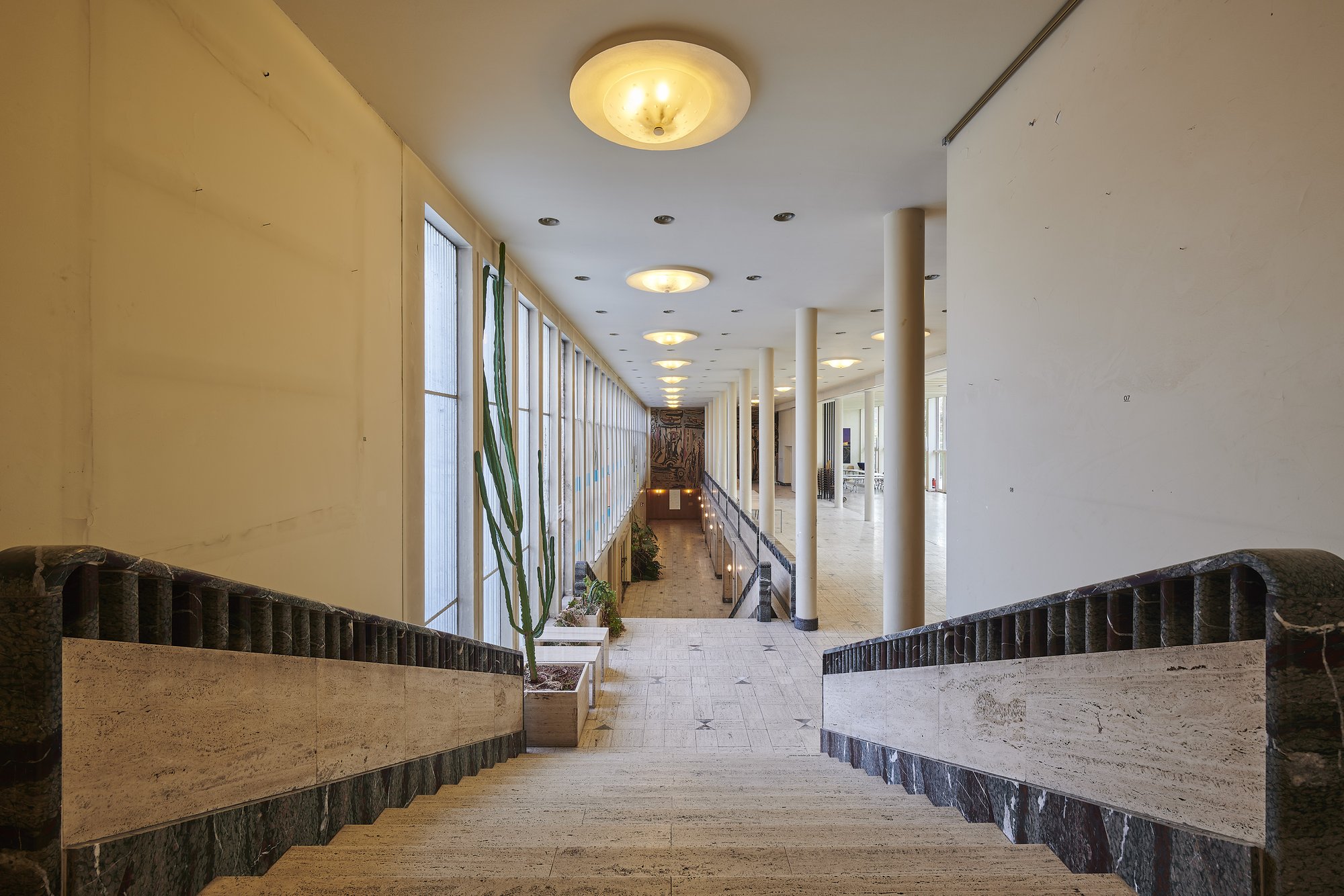 Architekturfotografie ehemalige Französische Botschaft, Saarbrücken — Ehrenhalle mit Pflanztrögen und Deckenleuchten, Blick zur Treppe