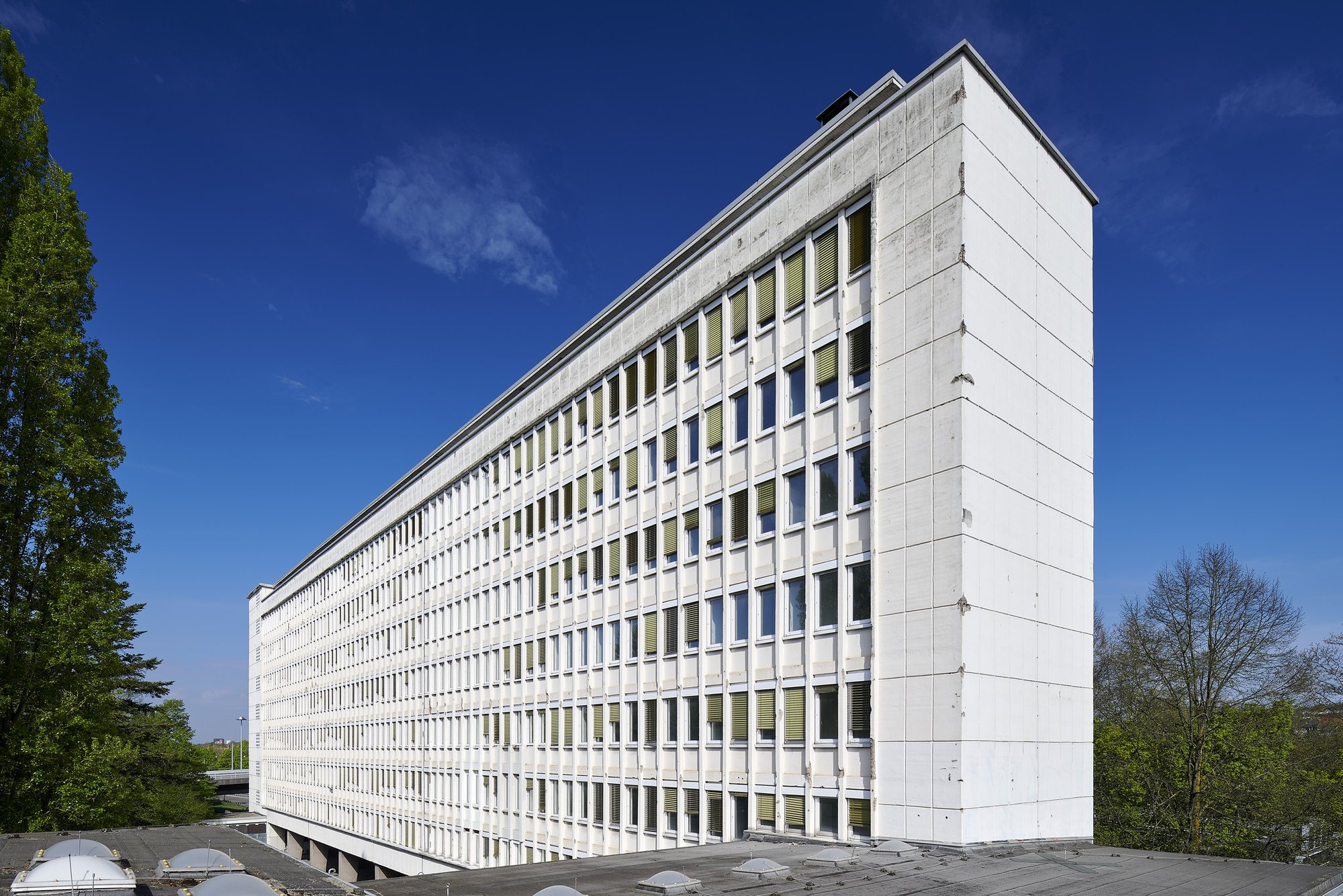 Architekturfotografie ehemalige Französische Botschaft, Saarbrücken — Das Bürohochhaus mit seinem Sonnenschutzraster, von Südwesten