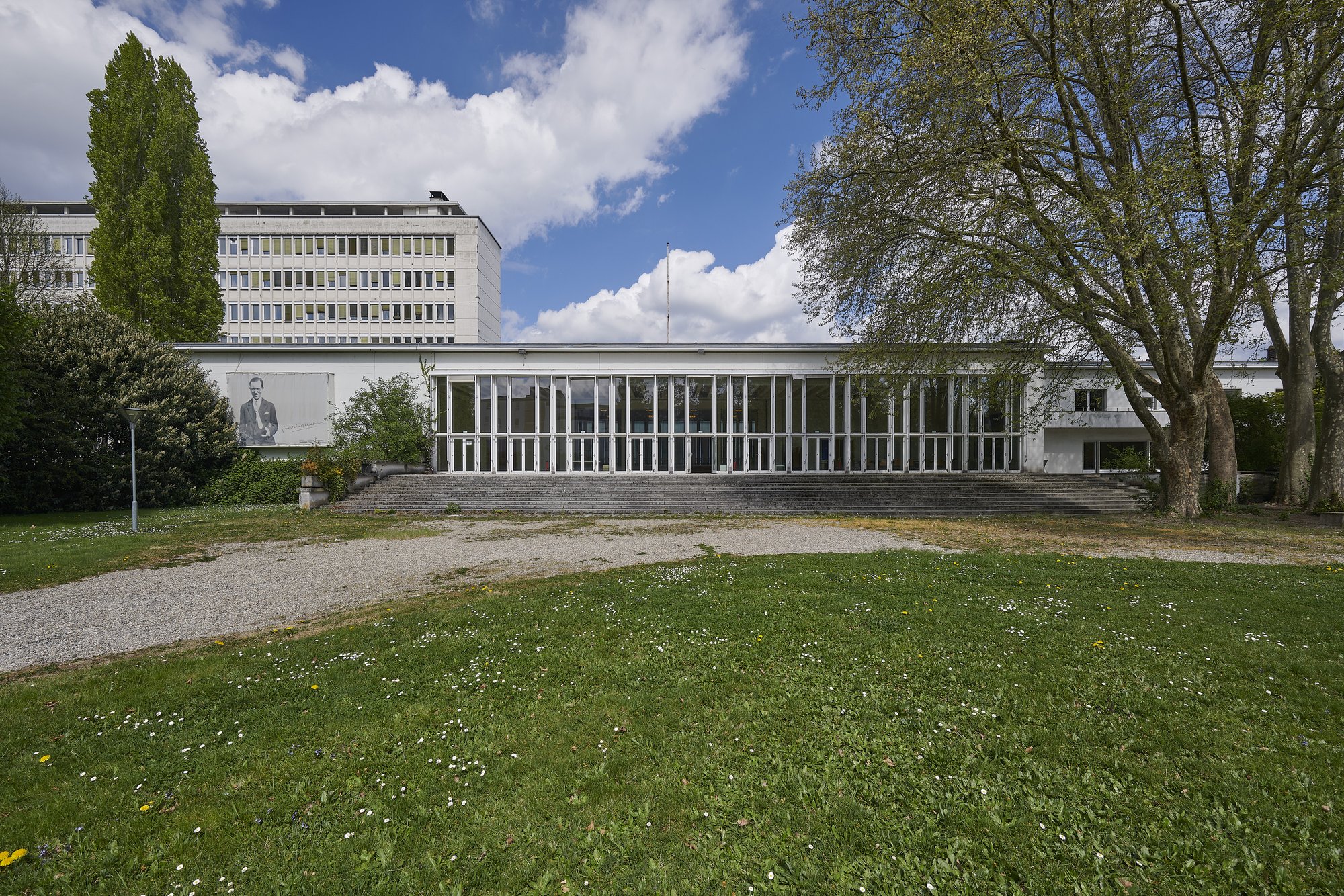 Architekturfotografie ehemalige Französische Botschaft, Saarbrücken — Wiese vor dem Verwaltungstrakt, rechts das Bürohochhaus