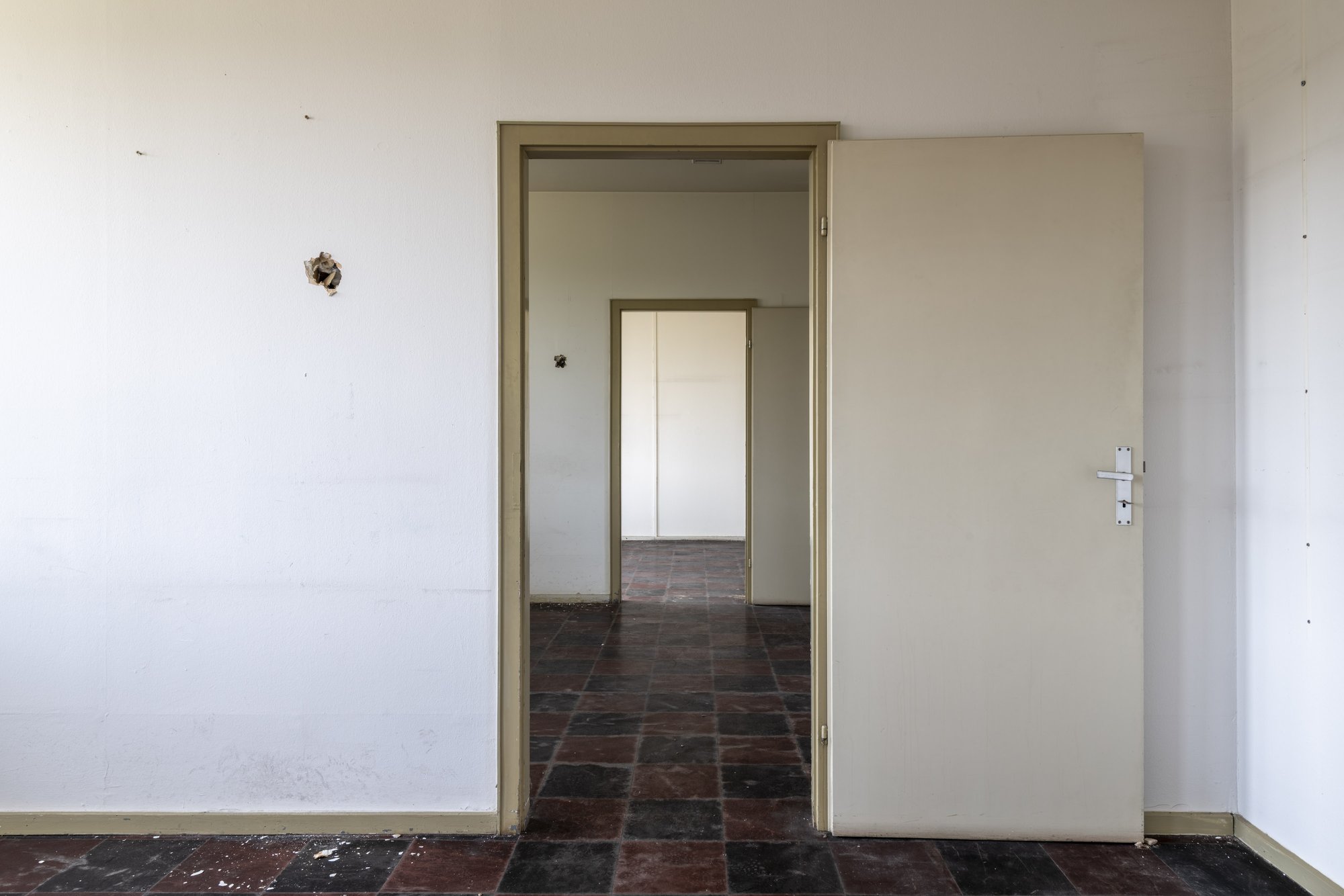 Architekturfotografie ehemalige Französische Botschaft, Saarbrücken — Blick durch geöffnete Türen in die nächste Raumfolge