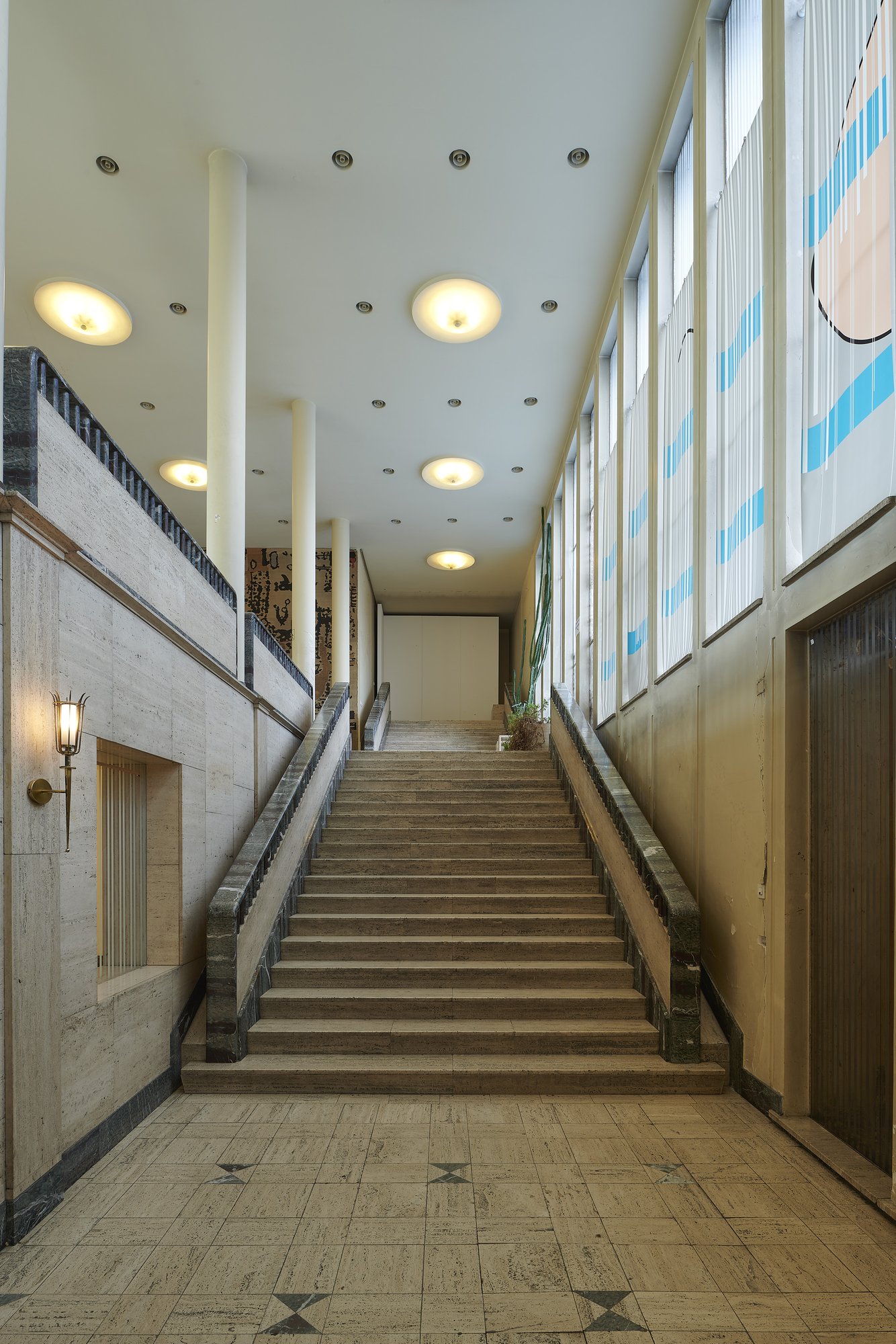 Architekturfotografie ehemalige Französische Botschaft, Saarbrücken — Freitreppe in der Ehrenhalle mit Travertinwänden und Marmorhandlauf