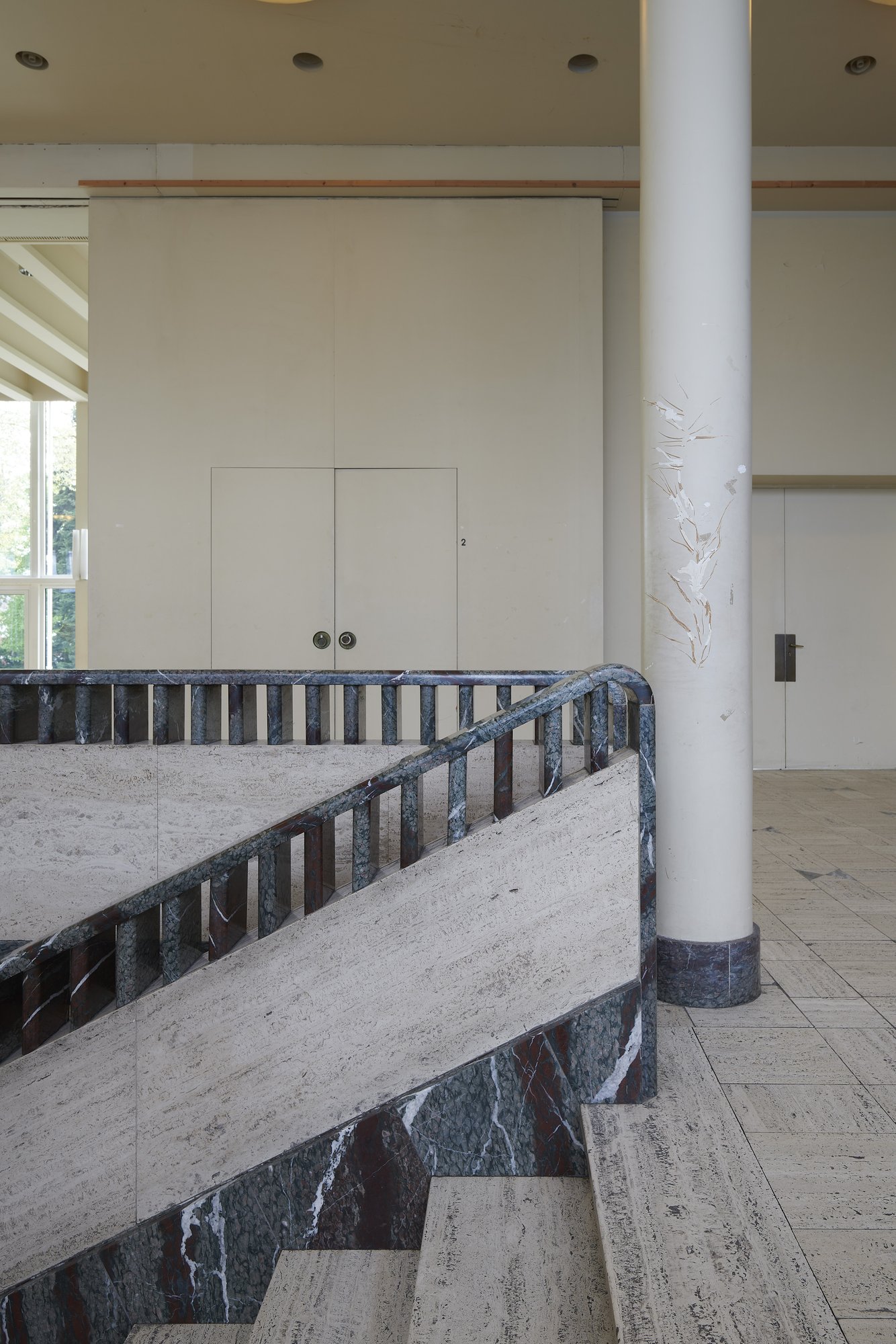 Architekturfotografie ehemalige Französische Botschaft, Saarbrücken — Detail der Treppenbrüstung aus Travertin und dunklem Marmor