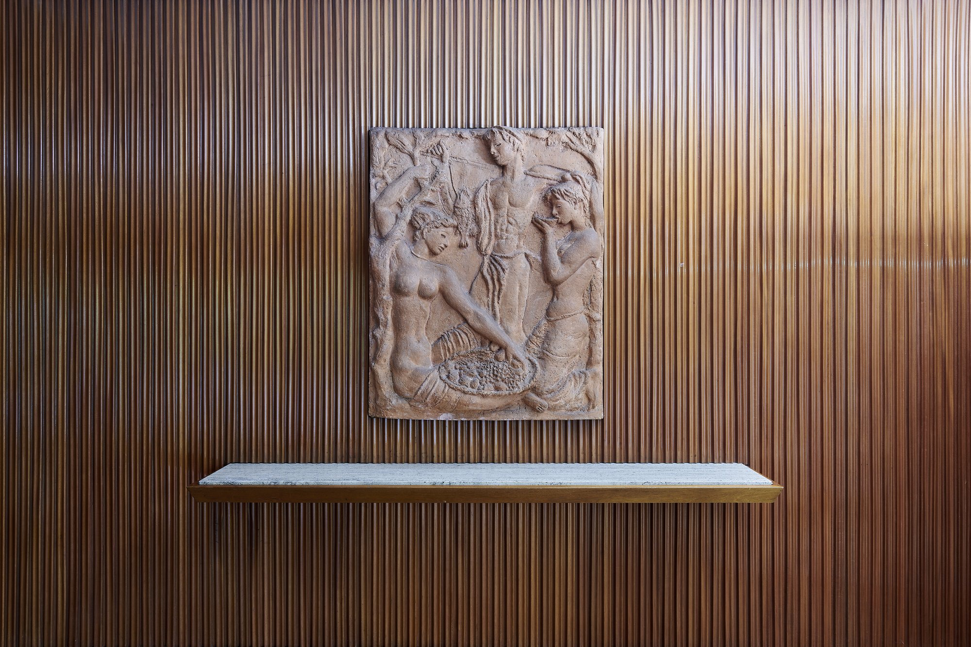 Architekturfotografie ehemalige Französische Botschaft, Saarbrücken — Steinrelief an der gerillten Holzvertäfelung über einer Marmorkonsole