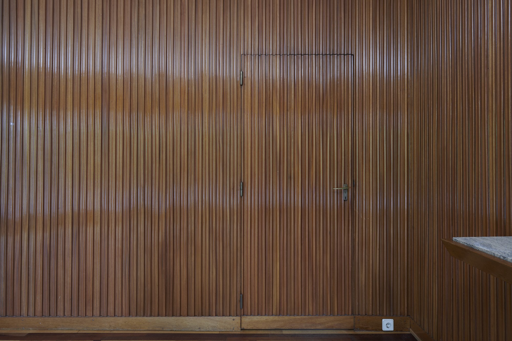 Architekturfotografie ehemalige Französische Botschaft, Saarbrücken — Wandvertäfelung aus gerilltem Holz mit bündig eingelassenen Türen