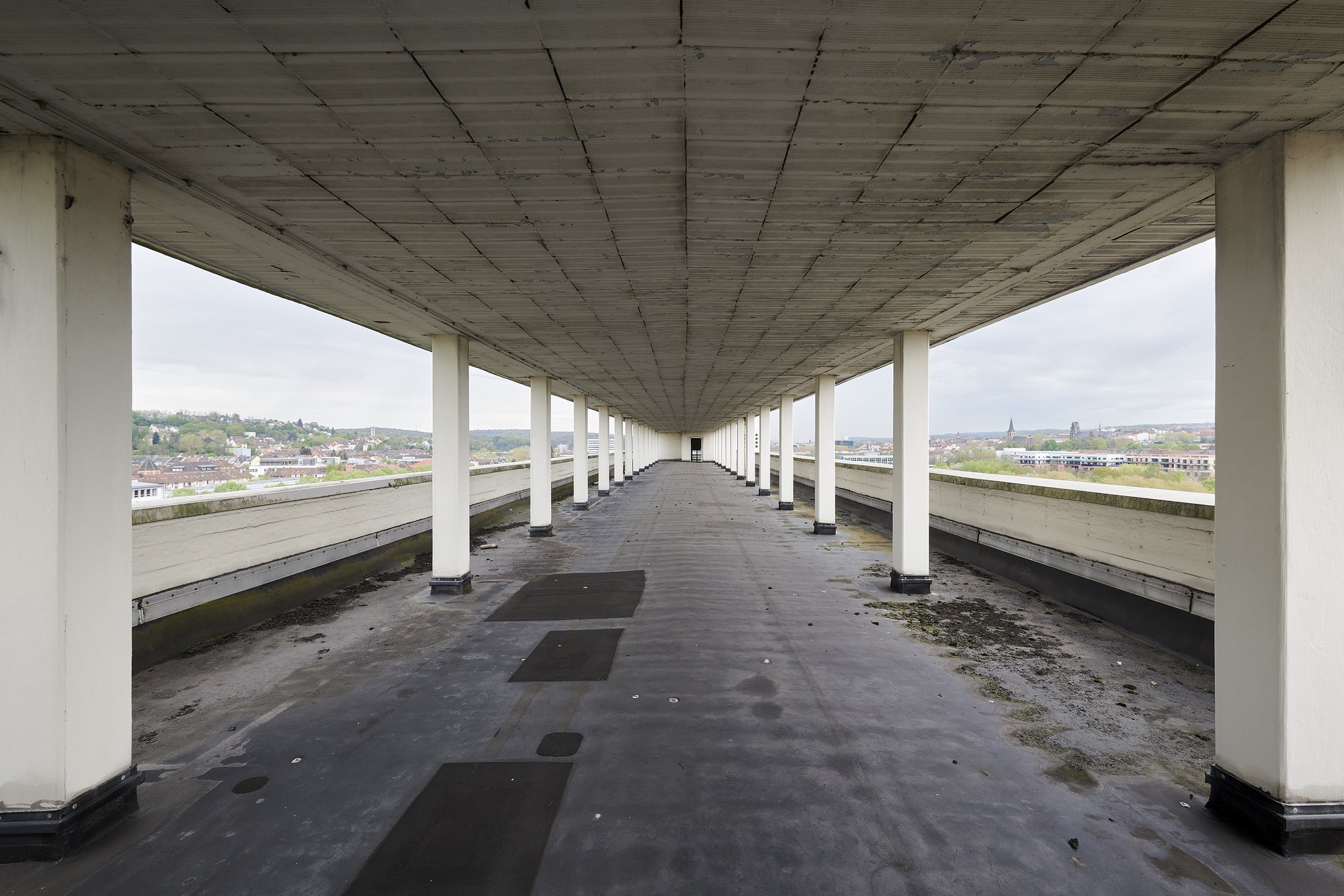 Architekturfotografie ehemalige Französische Botschaft, Saarbrücken — Die begehbare Dachterrasse mit ihrer Stützenreihe