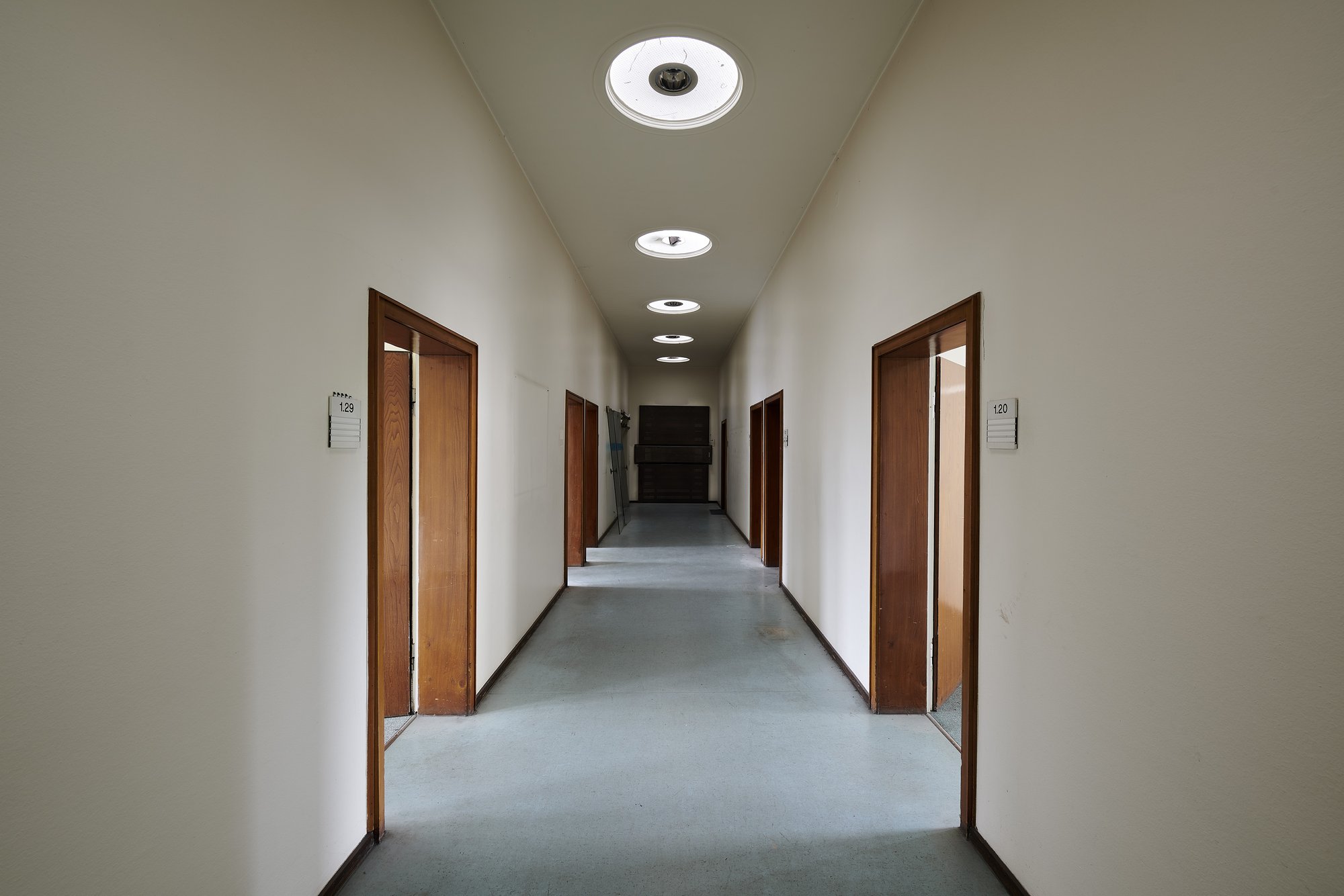Architekturfotografie ehemalige Französische Botschaft, Saarbrücken — Flur mit den Türen der Dienstzimmer und runden Deckenleuchten