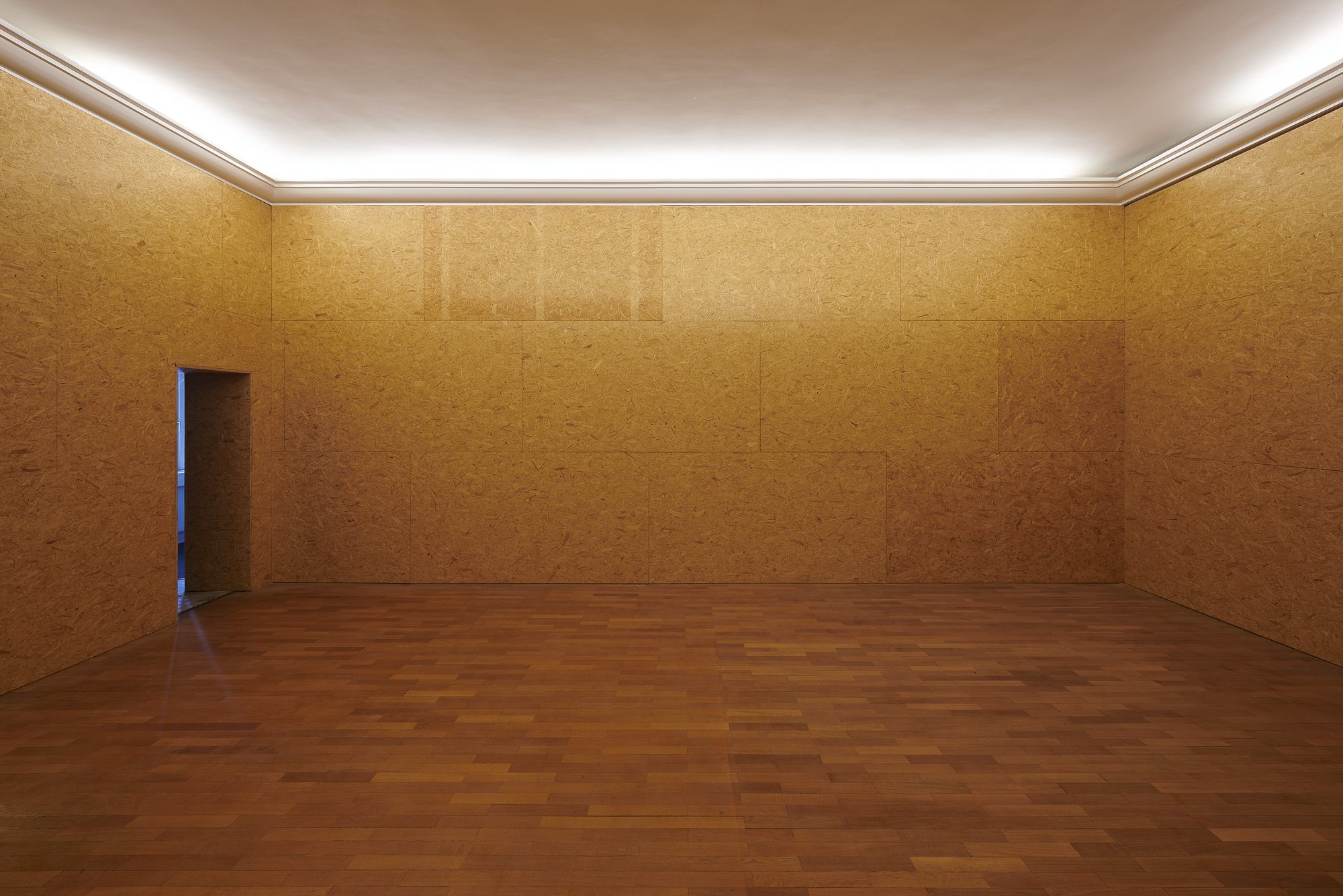 Architekturfotografie ehemalige Französische Botschaft, Saarbrücken — Das ehemalige Büro des Botschafters, aus Gründen des Denkmalschutzes vollständig mit OSB-Platten eingehaust