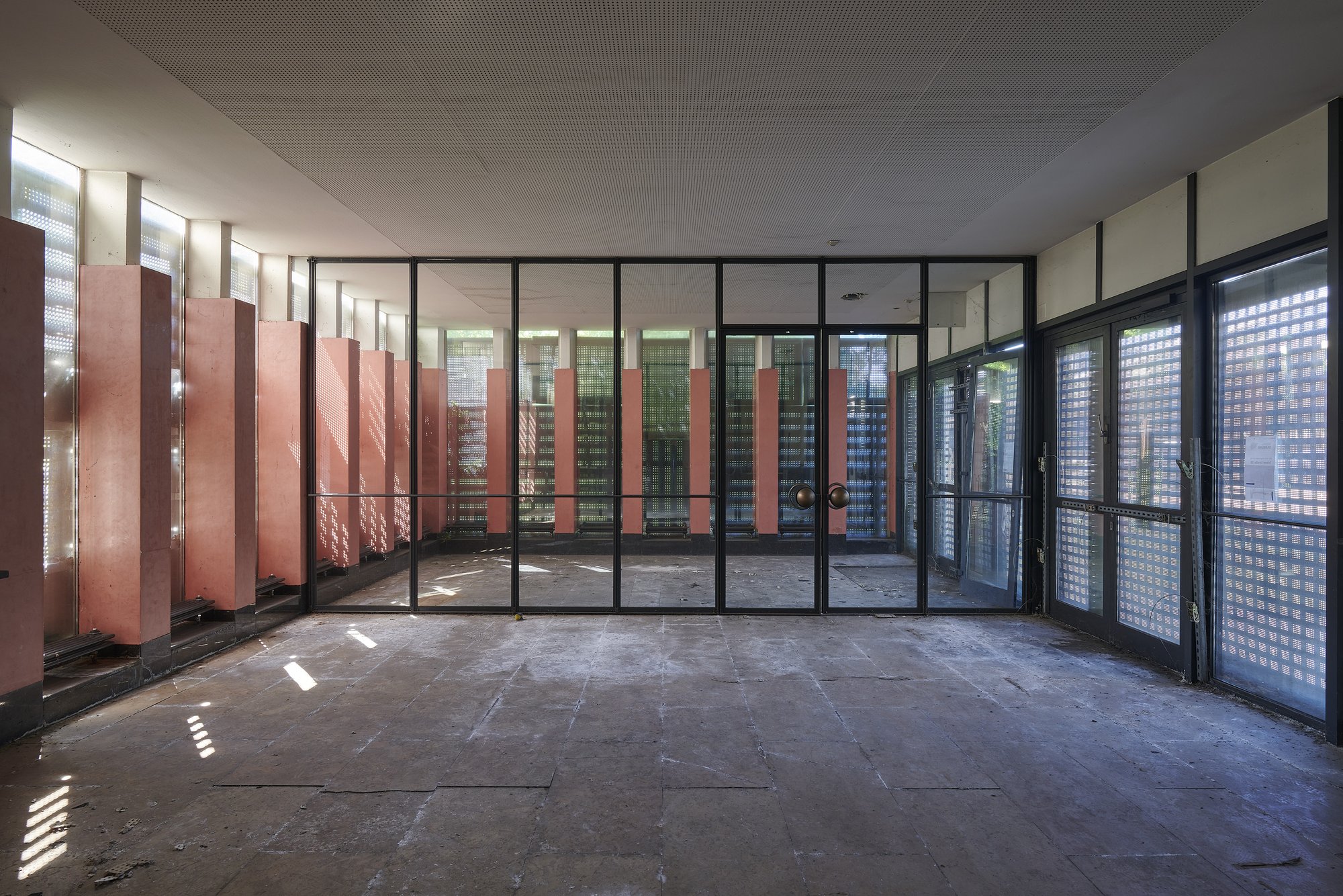 Architekturfotografie ehemalige Französische Botschaft, Saarbrücken — Verbindungsbau mit Glasbausteinen, roten Paneelen und Stahl-Glas-Wand
