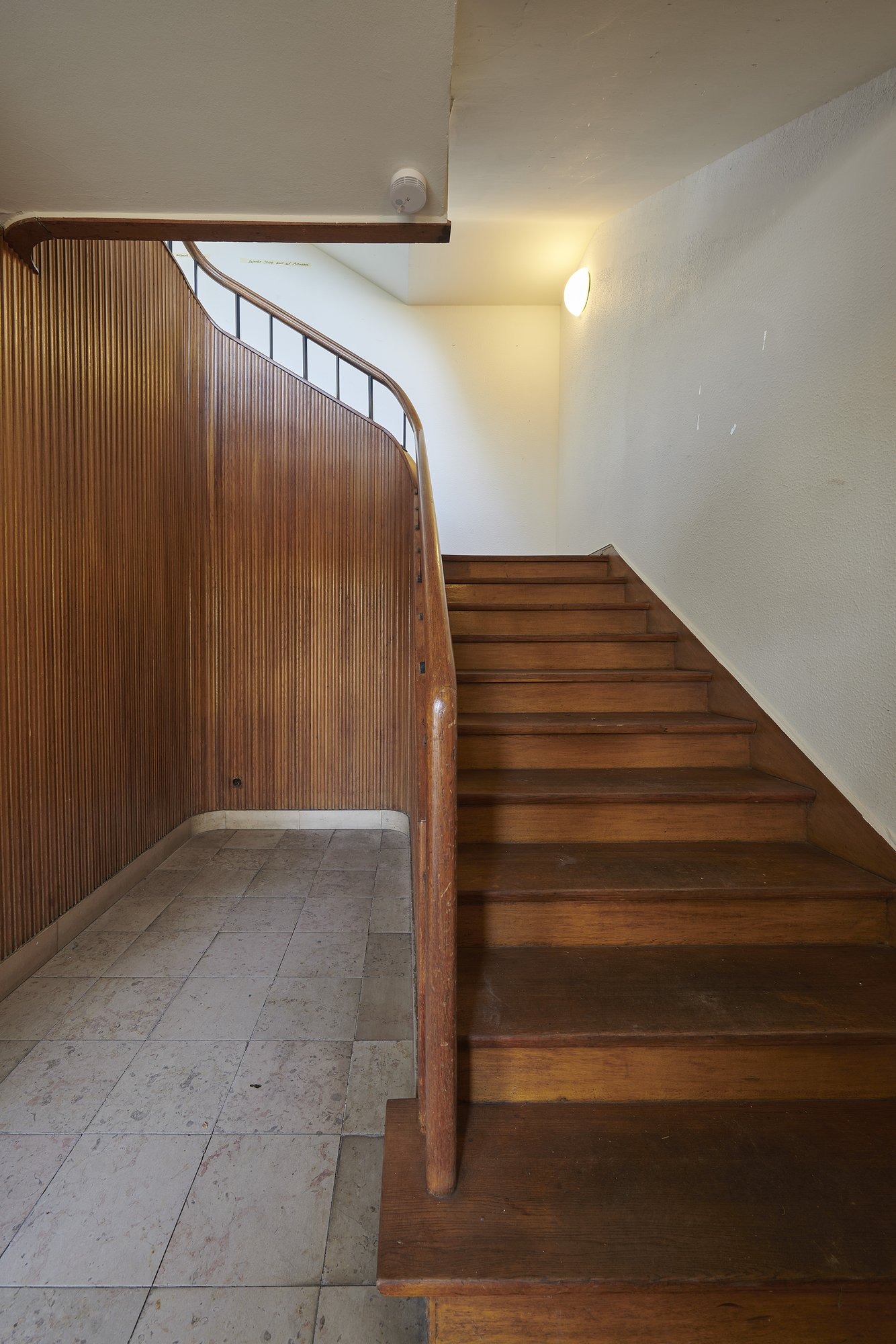 Architekturfotografie ehemalige Französische Botschaft, Saarbrücken — Treppe im Wohnhaus des Botschafters, Holzvertäfelung und Travertinboden
