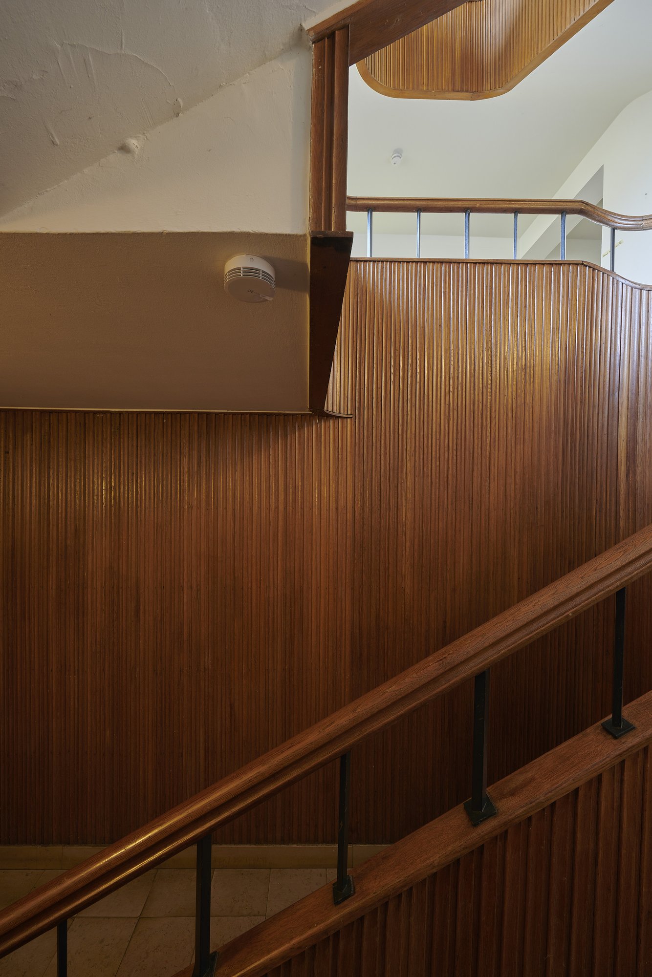 Architekturfotografie ehemalige Französische Botschaft, Saarbrücken — Treppenlauf mit gerillter Vertäfelung und gebogenem Handlauf