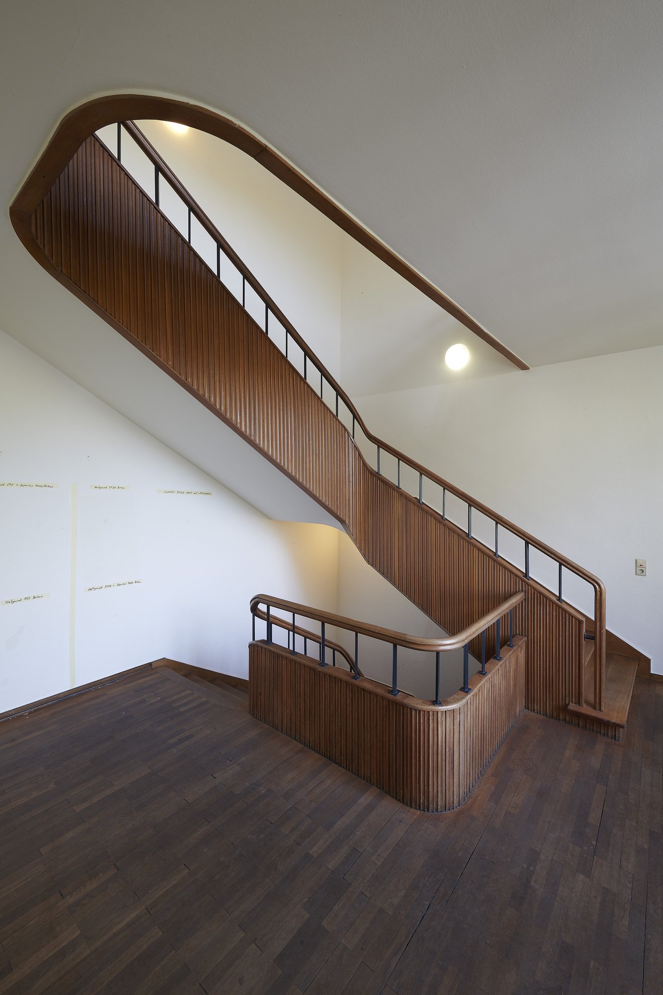 Architekturfotografie ehemalige Französische Botschaft, Saarbrücken — Die geschwungene Treppe über zwei Geschosse