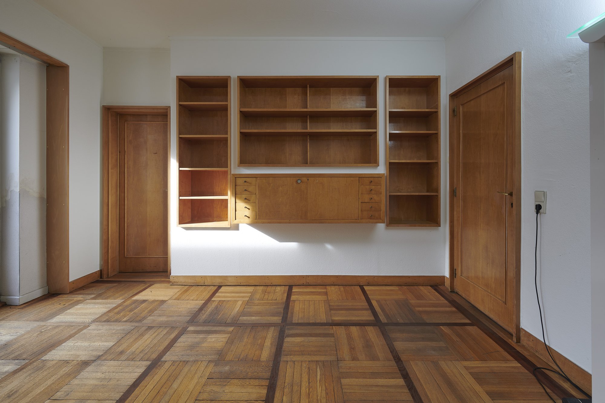 Architekturfotografie ehemalige Französische Botschaft, Saarbrücken — Zimmer mit eingebautem Regal und Sekretär auf Tafelparkett