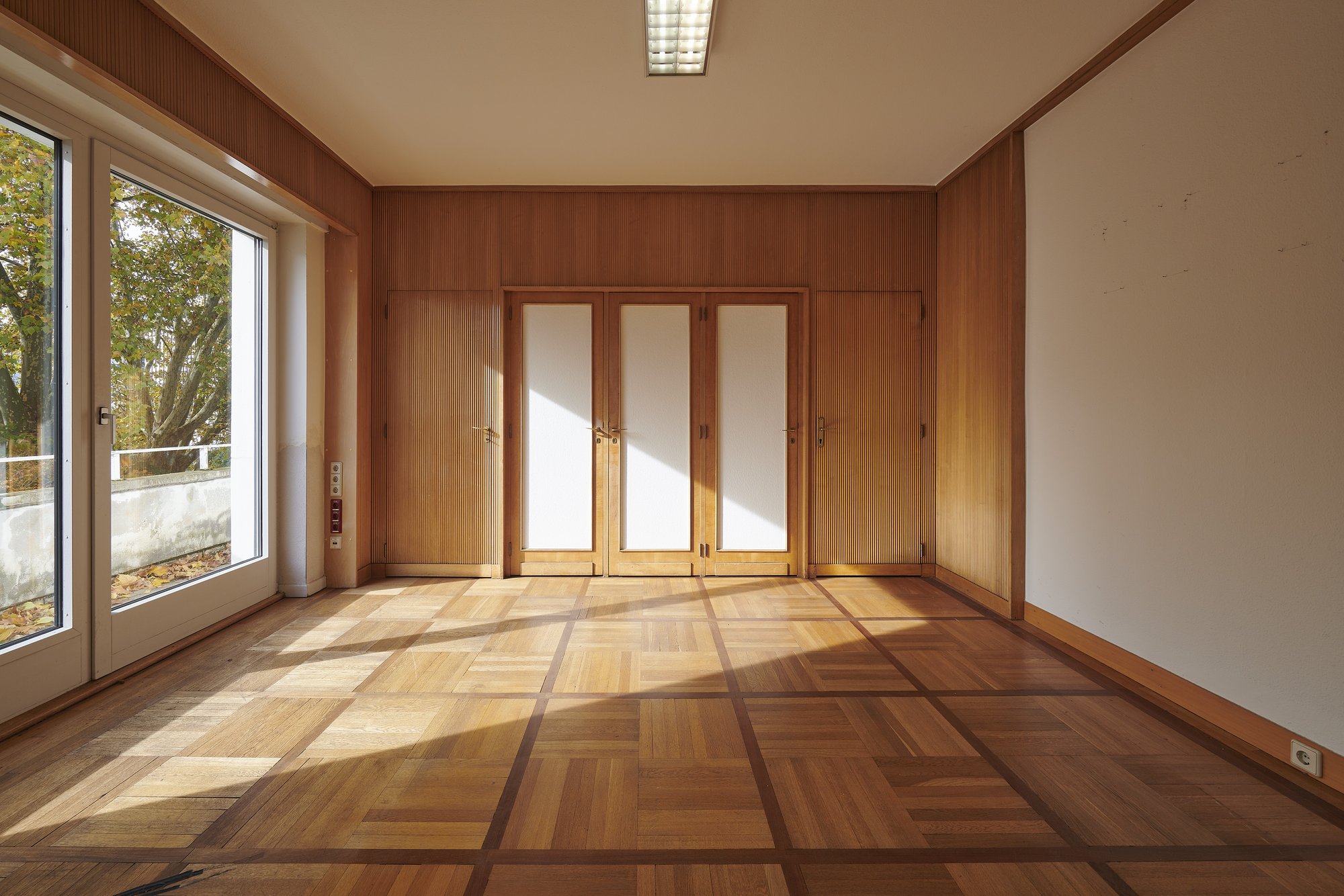 Architekturfotografie ehemalige Französische Botschaft, Saarbrücken — Zimmer mit Holzvertäfelung und Doppeltür, Blick nach draußen