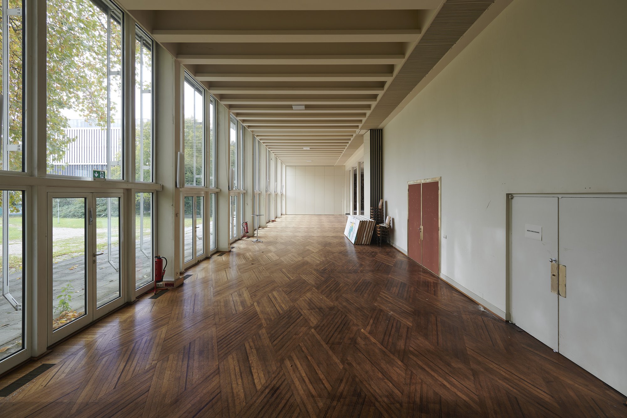 Architekturfotografie ehemalige Französische Botschaft, Saarbrücken — Verglaster Gang entlang der Südseite mit Fischgrätparkett