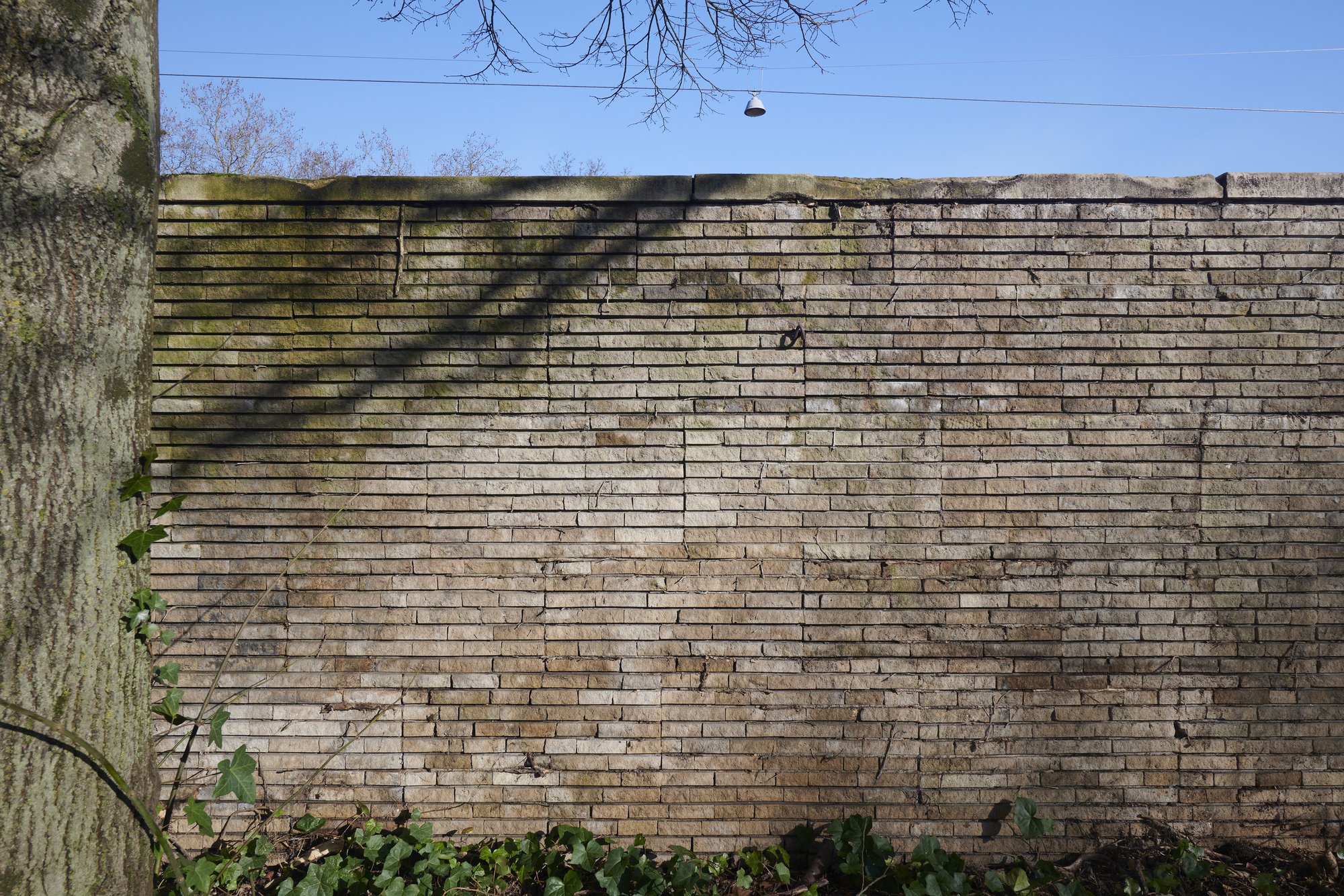 Architekturfotografie ehemalige Französische Botschaft, Saarbrücken — Die Kalksteinmauer des Wirtschaftshofs