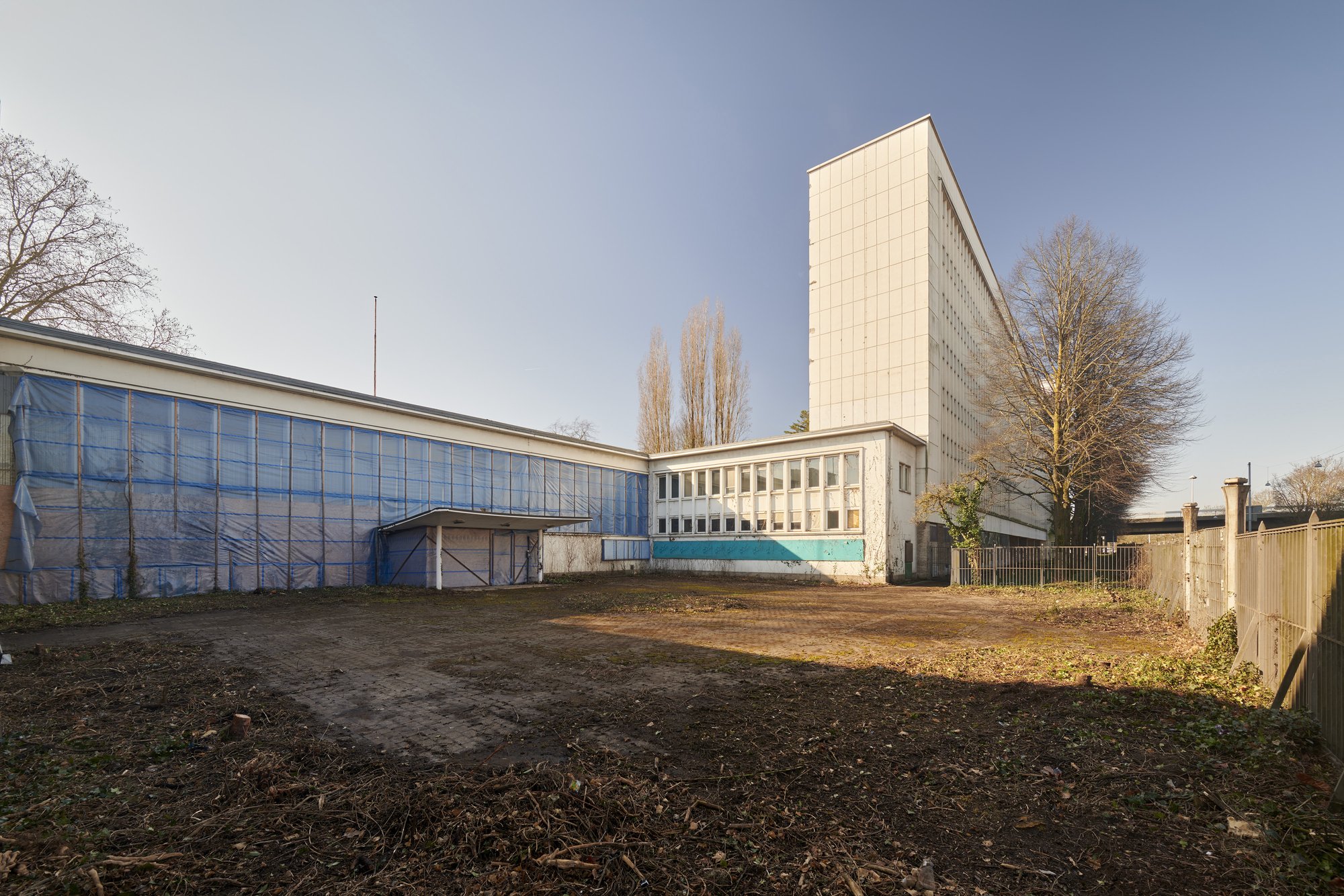 Architekturfotografie ehemalige Französische Botschaft, Saarbrücken — Der gerodete Ehrenhof im Winter, dahinter das Bürohochhaus